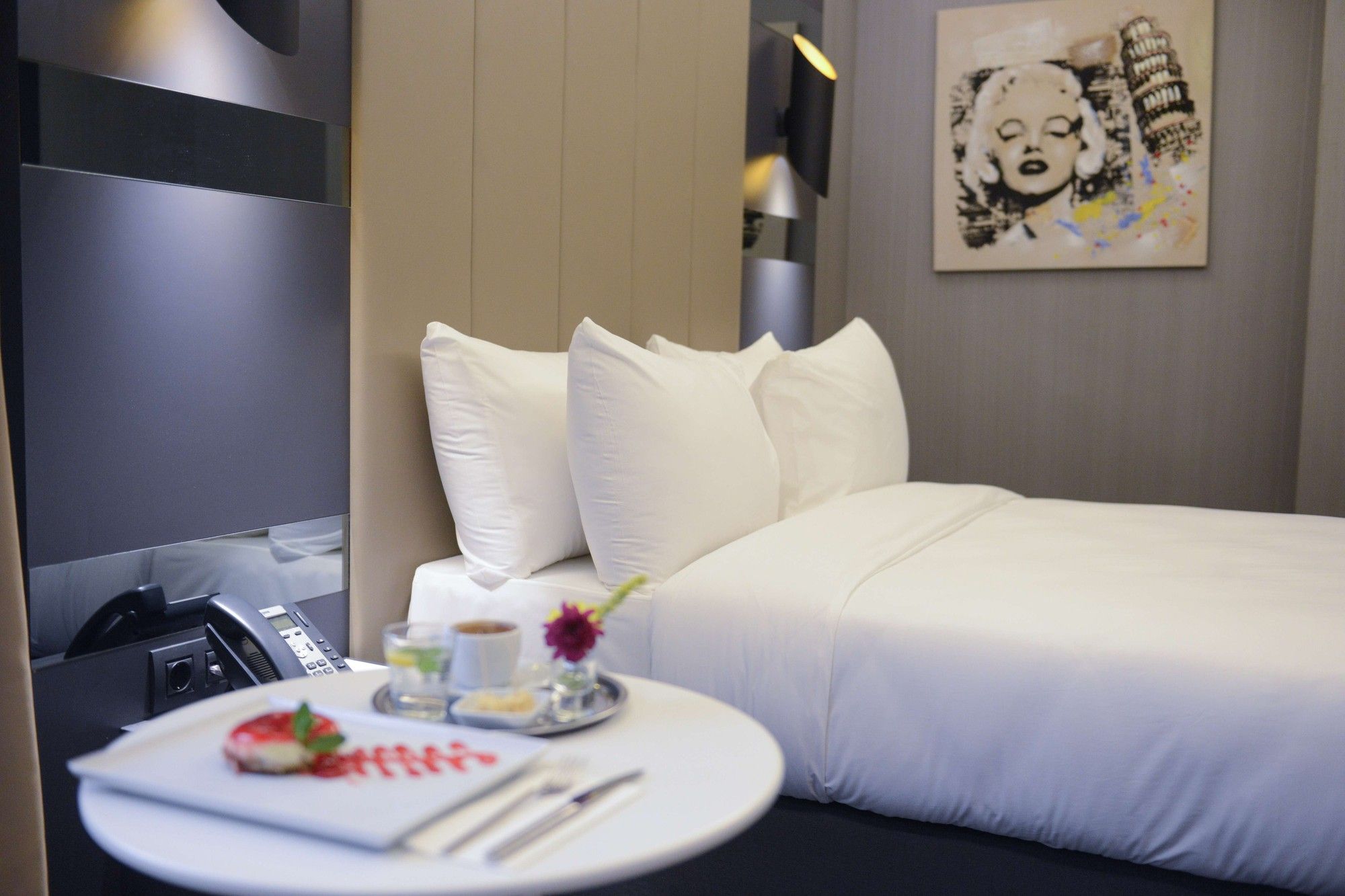 CITYLOFT 24 Studio Suite: Çift kişilik yatak ve servis sehpası