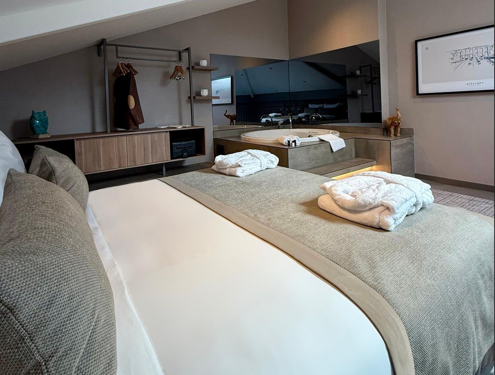 CITYLOFT 147 Loft Suite with Jacuzzi City view: Bornozlar hazırlanmış çift kişilik yatak