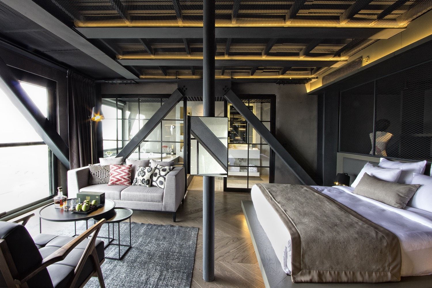 CITYLOFT 81 Jacuzzi Suite: Çelik kirişli çatı katında yatak ve oturma köşesi