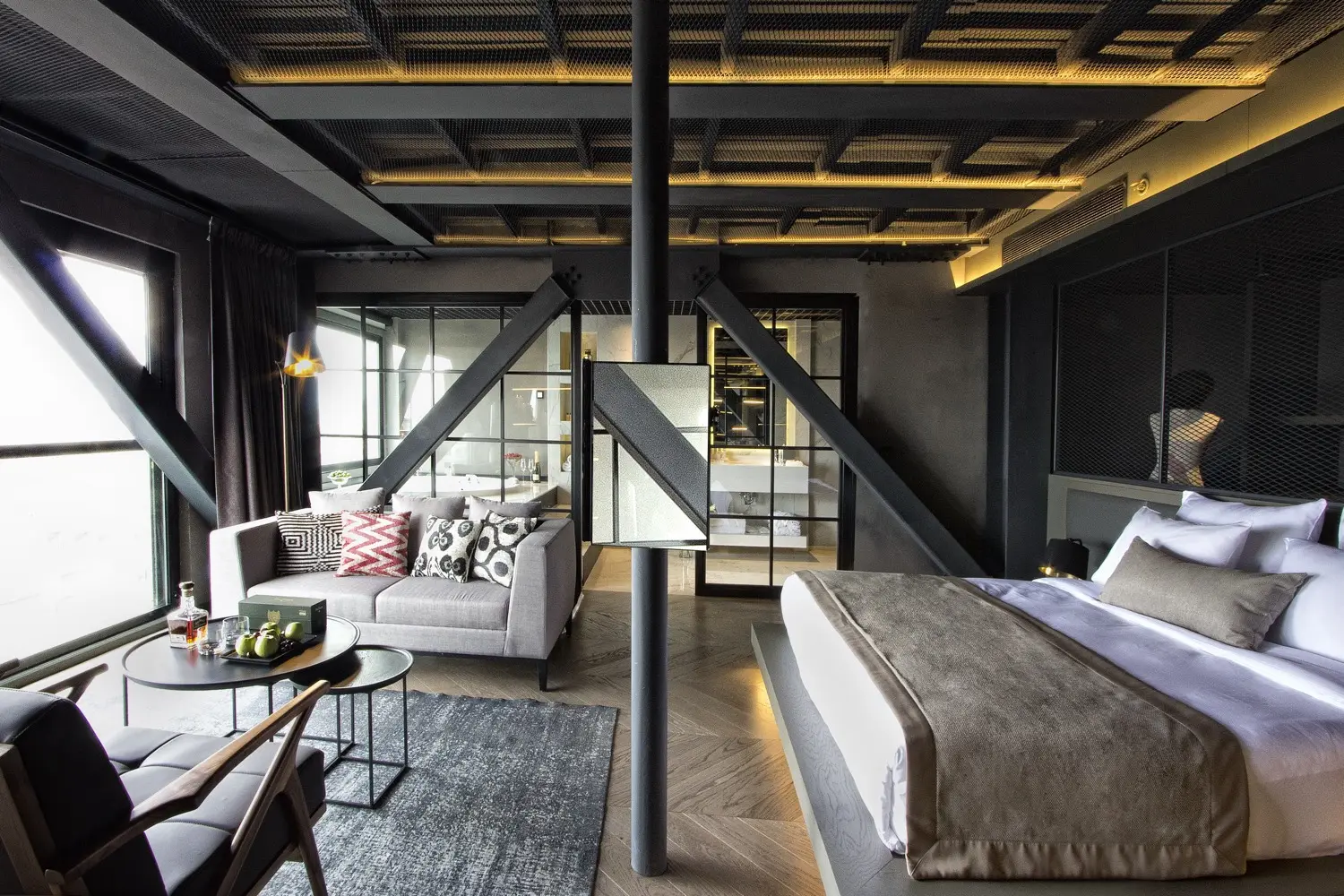 CITYLOFT 81 Jacuzzi Suite: Çelik kirişli çatı katında yatak ve oturma köşesi