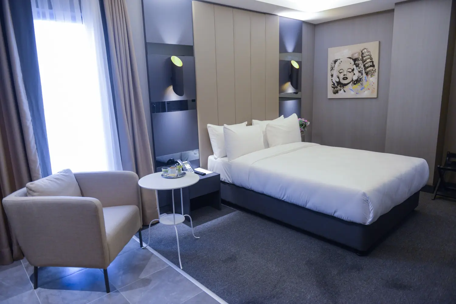 CITYLOFT 24 Studio Suite: Çift kişilik yatak ve pencere kenarında koltuk