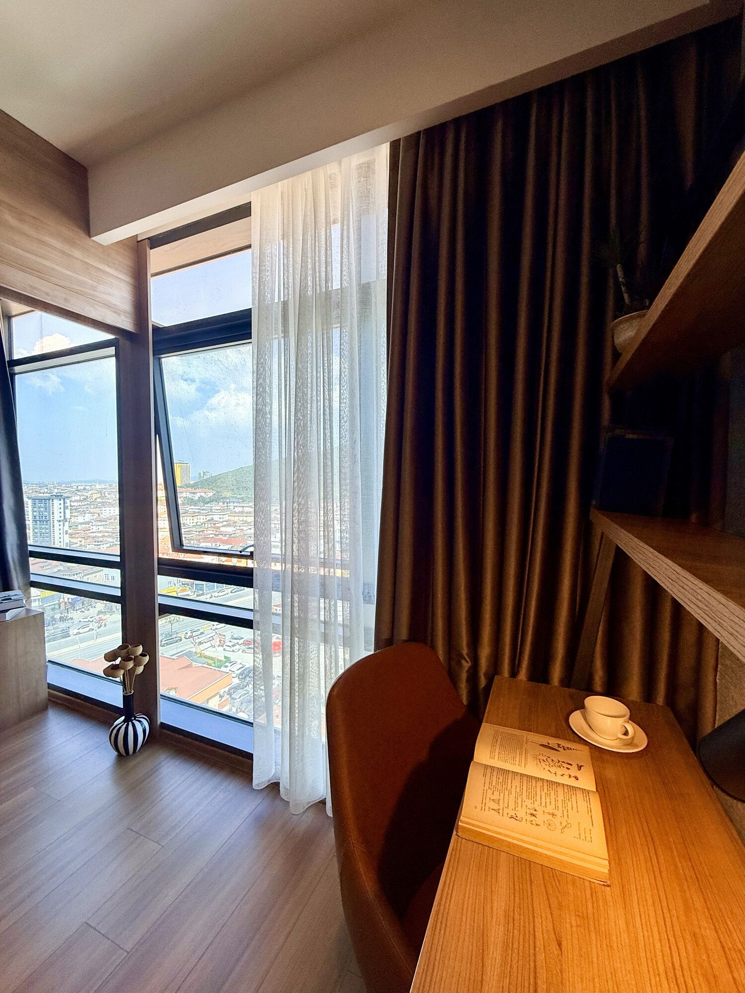 CITYLOFT 175 One Bedroom: Pencere önünde çalışma masası ve şehir manzarası
