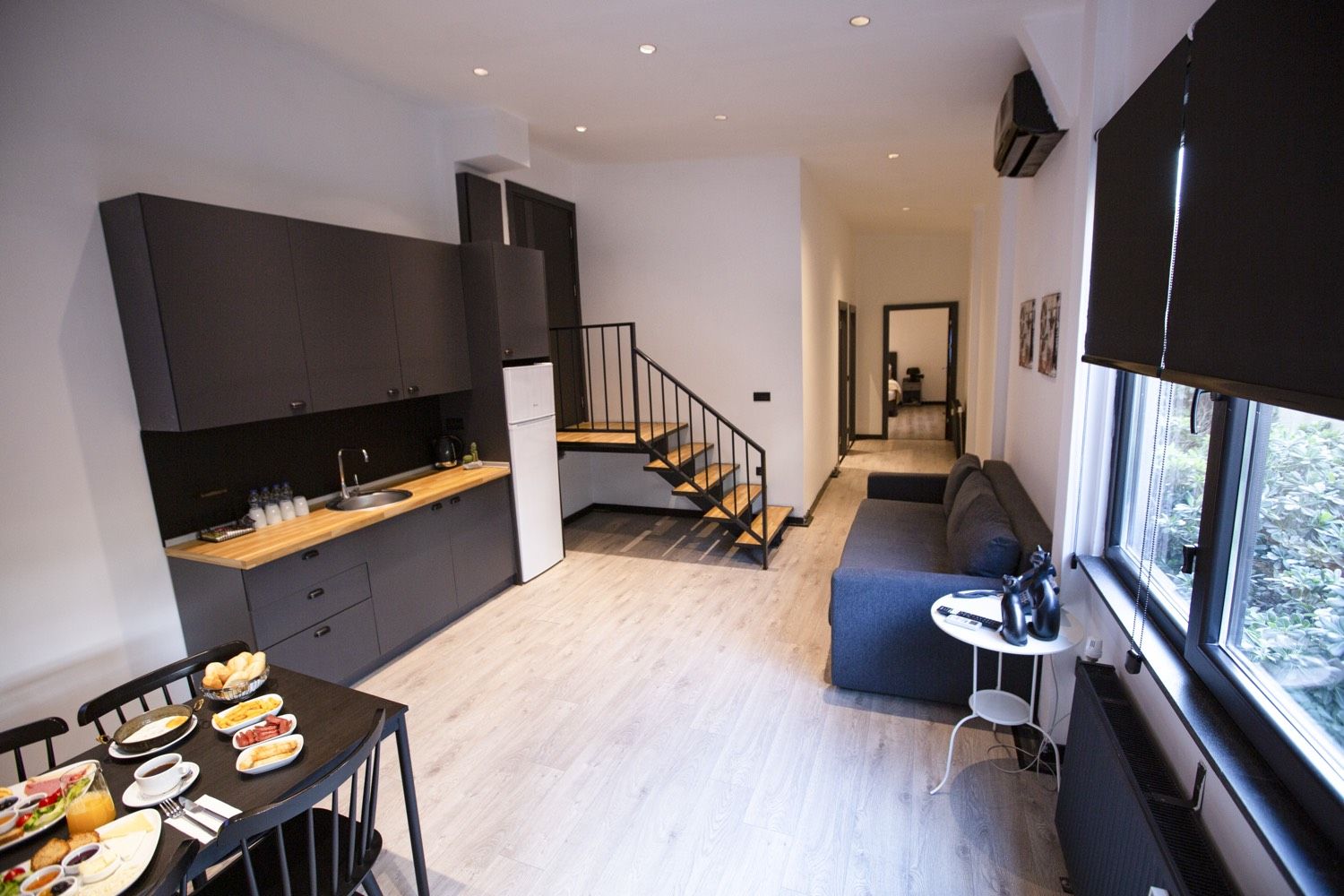 CITYLOFT 161 Two Bedroom Suite: Mutfak, yemek masası ve üst kata çıkan merdiven
