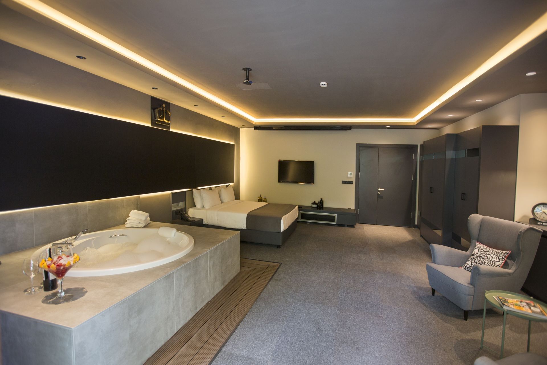 CITYLOFT 24 Jacuzzi Suite with Terrace: Odada jakuzi ve yatak