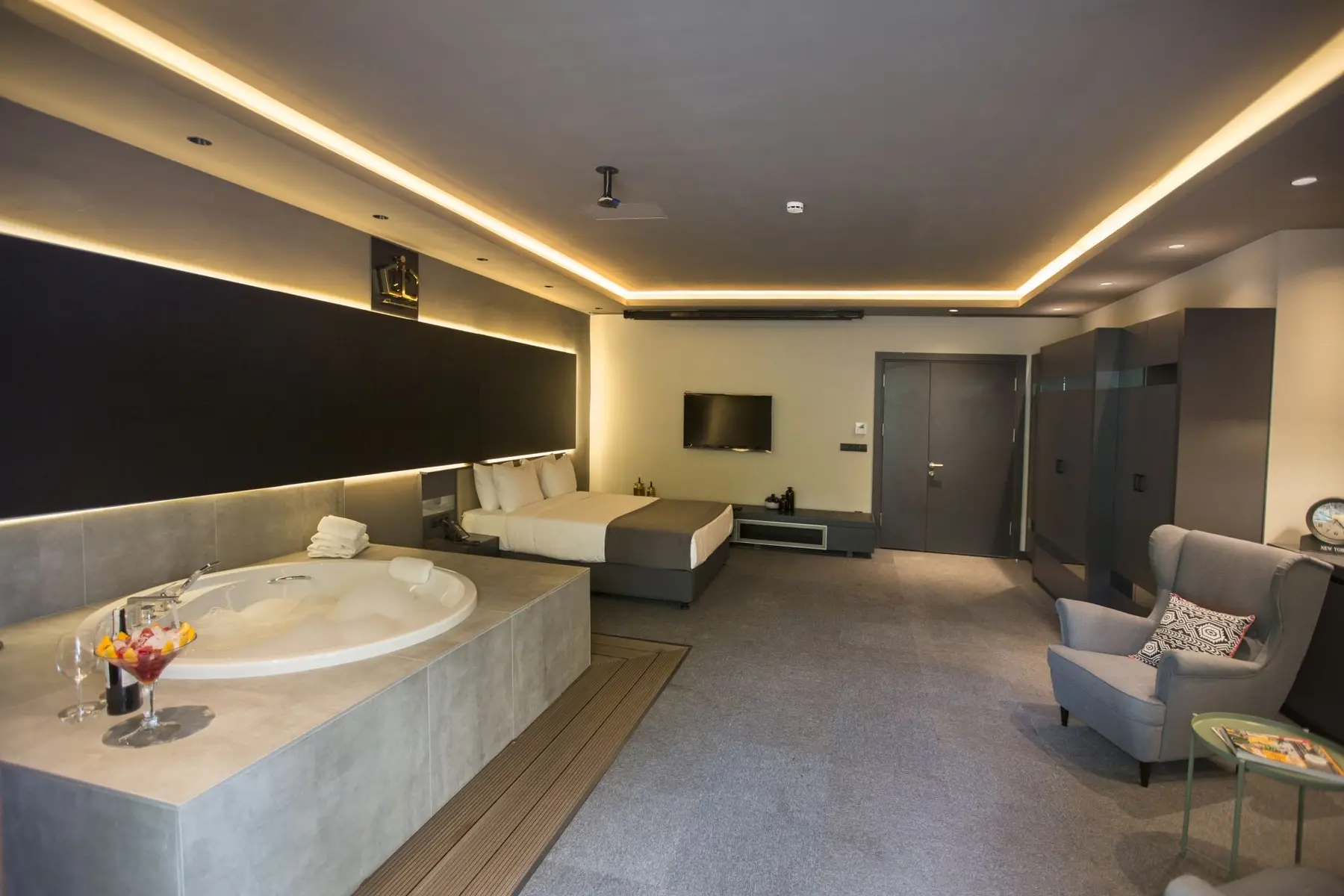 CITYLOFT 24 Jacuzzi Suite with Terrace: Odada jakuzi ve yatak