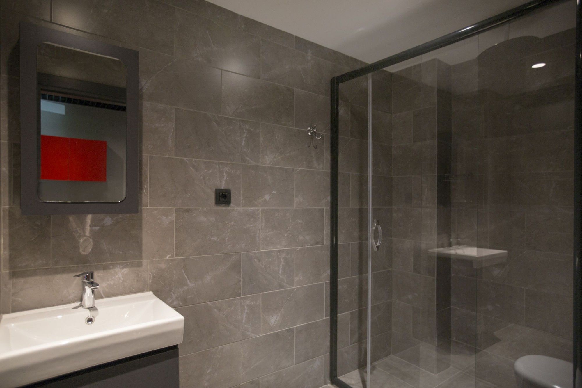 CITYLOFT 24 Jacuzzi Suite with Terrace: Cam duş kabinli banyo ve lavabo