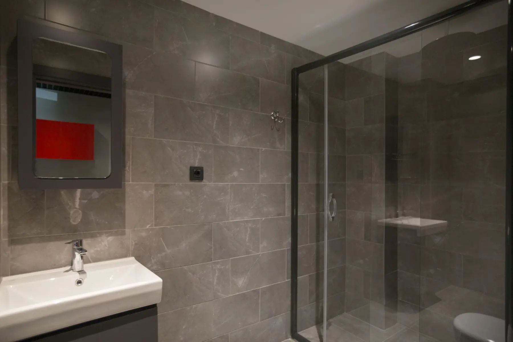 CITYLOFT 24 Jacuzzi Suite with Terrace: Cam duş kabinli banyo ve lavabo