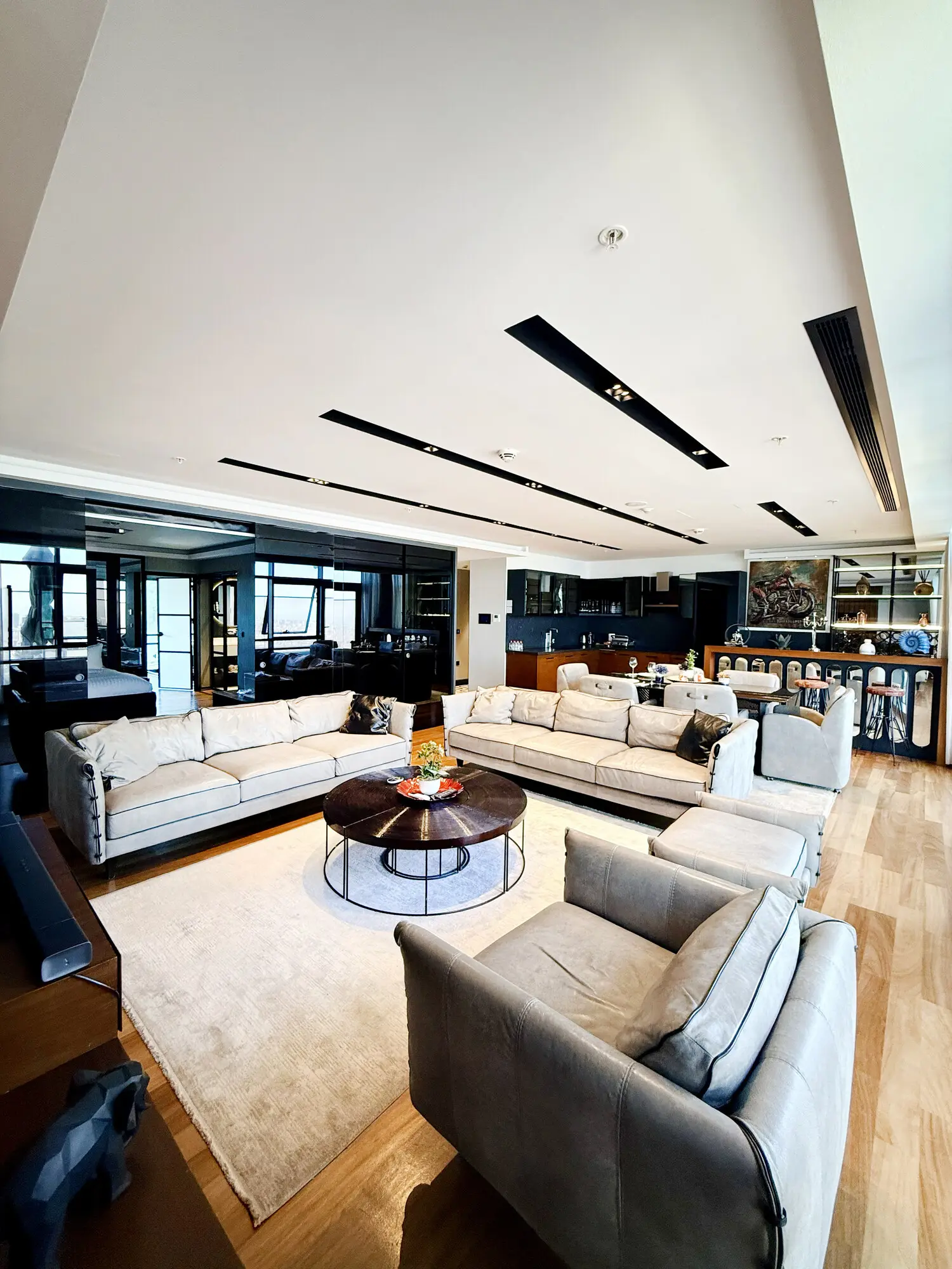 CITYLOFT 175 Presidential Suite: Geniş salon, köşe koltuklar ve şehir manzaralı pencereler