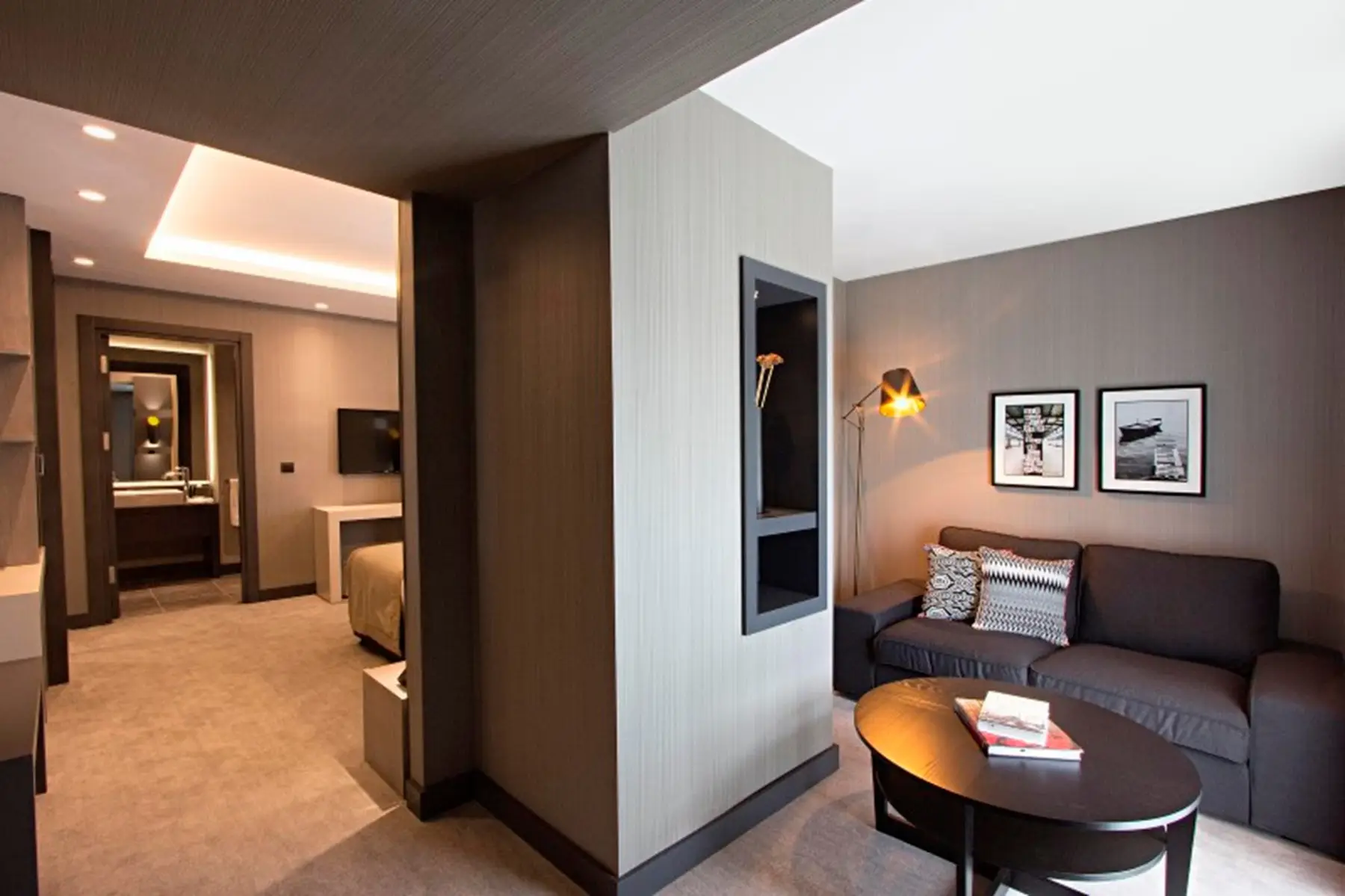 CITYLOFT 81 Corner Suite: Oturma köşesi, kanepe ve yatak odası girişi