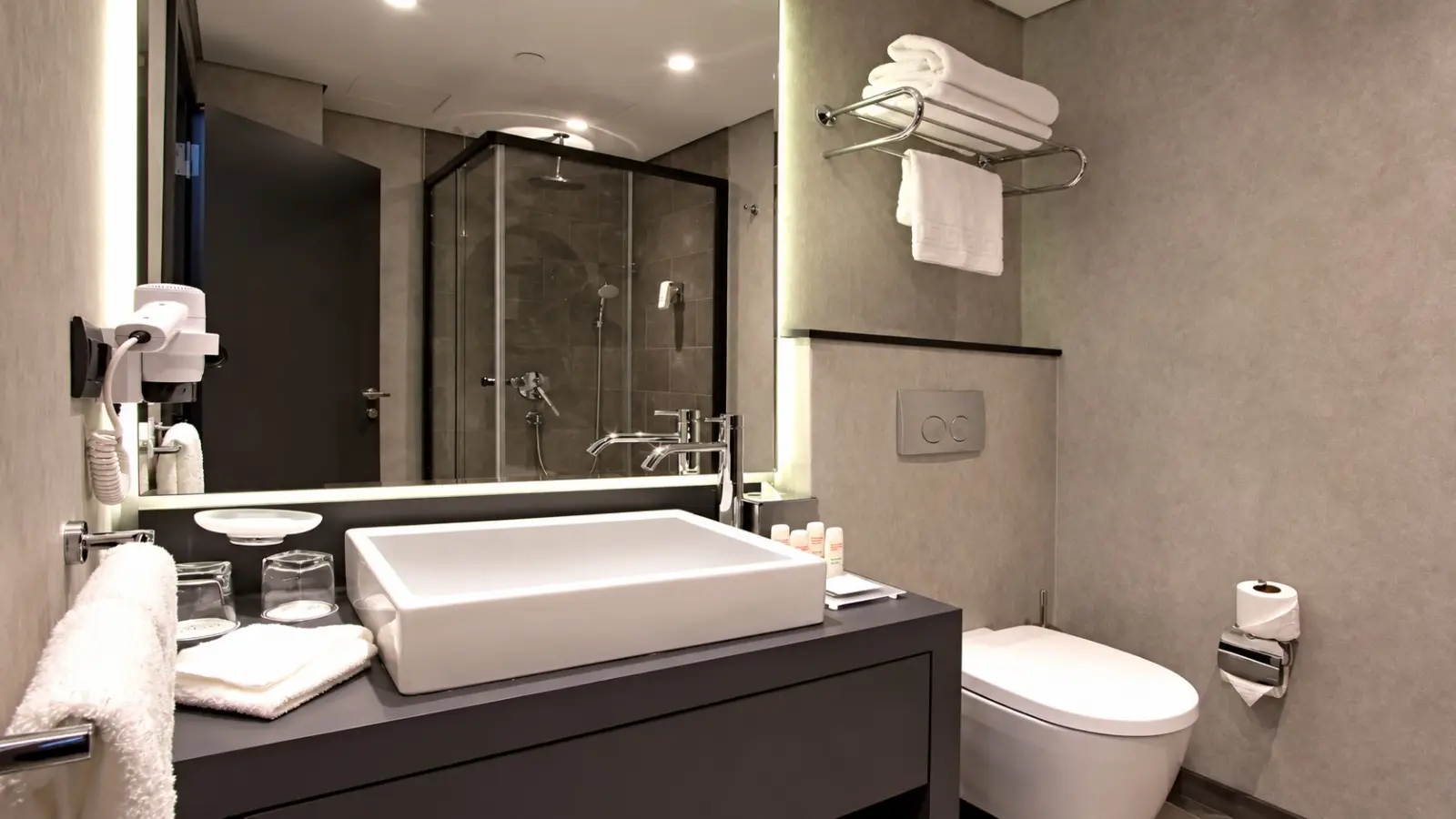 CITYLOFT 81 Standart Double or Twin Room: Lavabo, cam duş kabini ve asma klozet