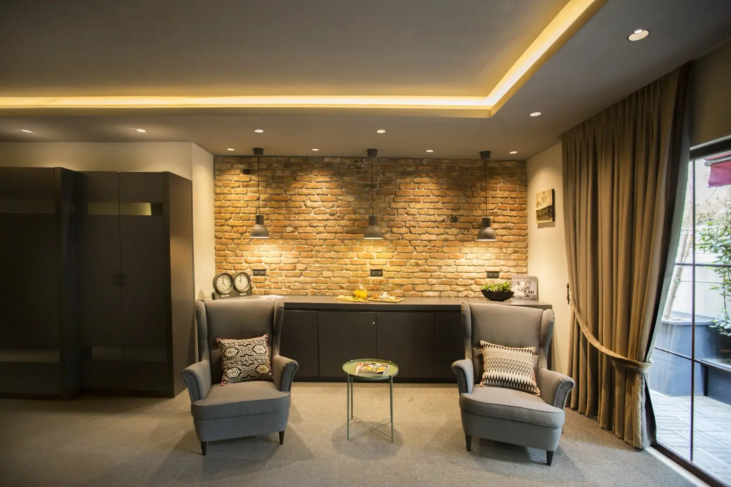 CITYLOFT 24 Jacuzzi Suite with Terrace: Tuğla duvar önünde iki koltuk ve sehpa