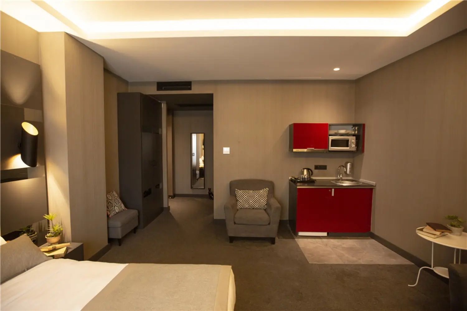 CITYLOFT 24 Junior Jacuzzi Suite: Çift kişilik yatak ve kırmızı dolaplı mini mutfak