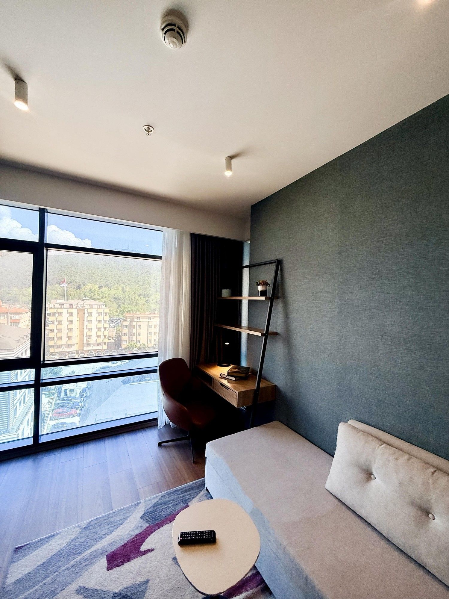 CITYLOFT 175 Deluxe Suite: Pencere önünde kanepe ve çalışma masası