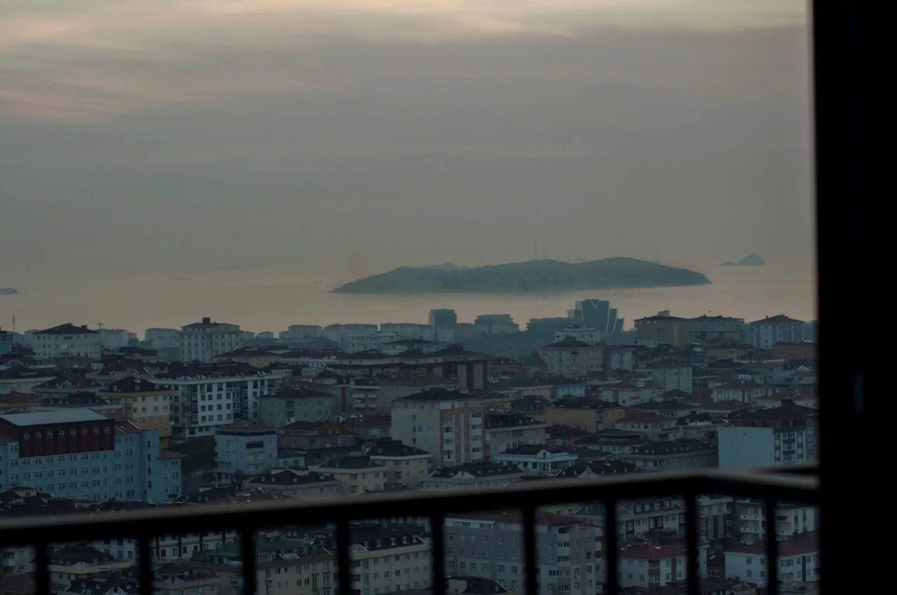 CITYLOFT 161 One Bedroom Sea view: Balkondan Adalar manzarası