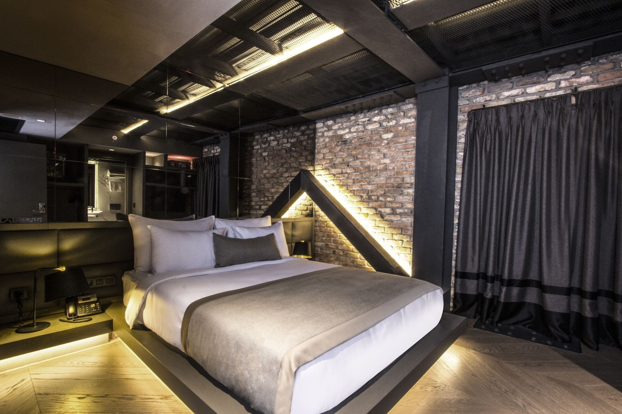 CITYLOFT 81 Deluxe Room: Tuğla duvarlı, çatı katında oda