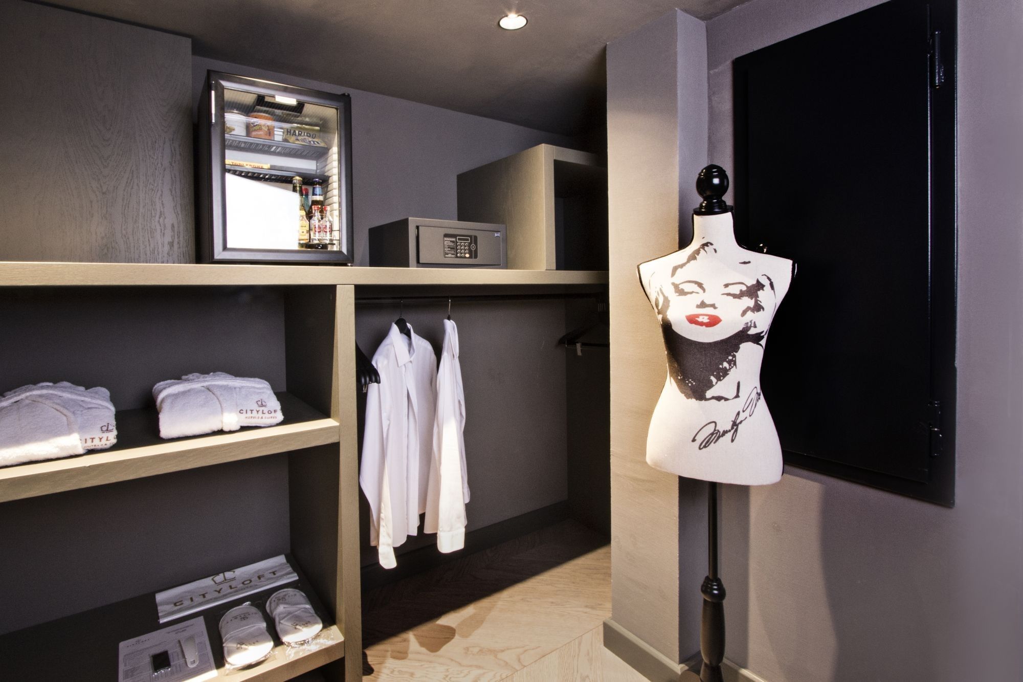 CITYLOFT 81 Loft Suite: Açık gardırop, kasa ve bornozlar