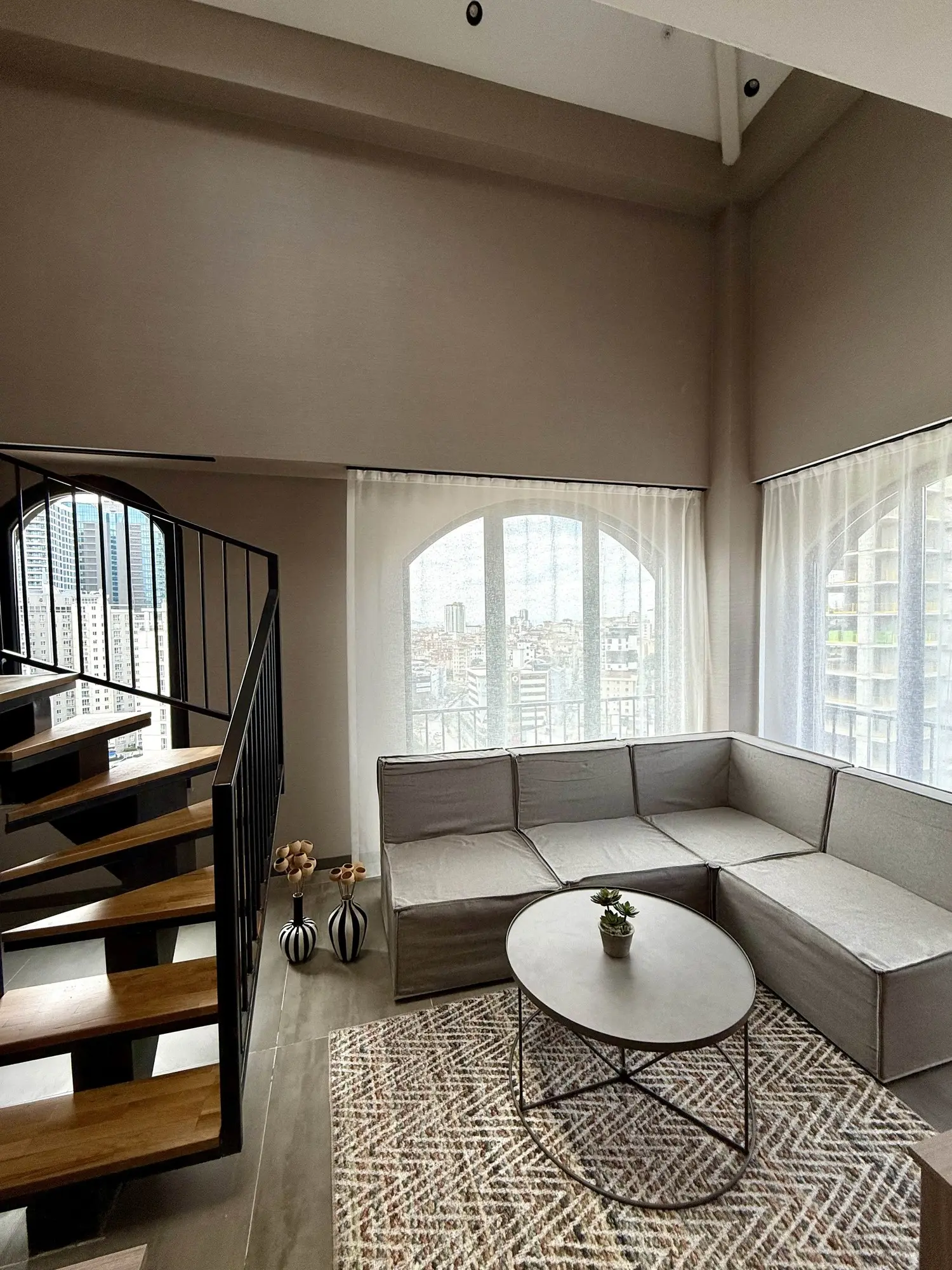 CITYLOFT 147 Loft Suite with Jacuzzi City view: Kemerli pencere önünde L koltuk ve merdiven