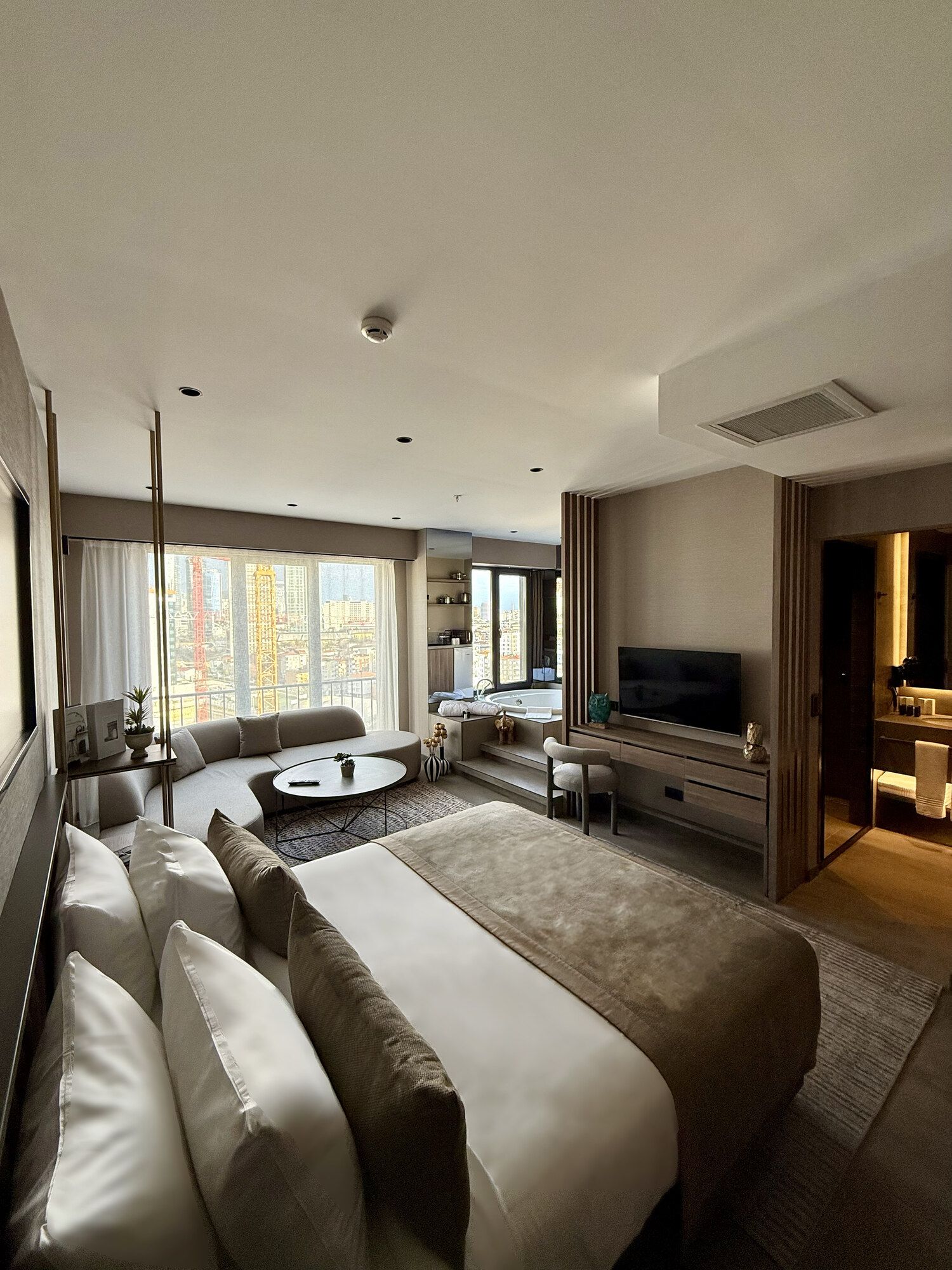 CITYLOFT 147 Jacuzzi Suite with City view: Çift kişilik yatak ve geniş pencereli yaşam alanı