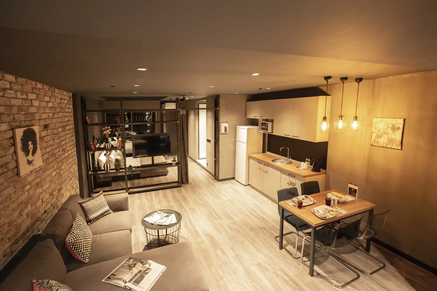 CITYLOFT 161 Jacuzzi Suite: Oturma alanı, yemek masası ve mutfak