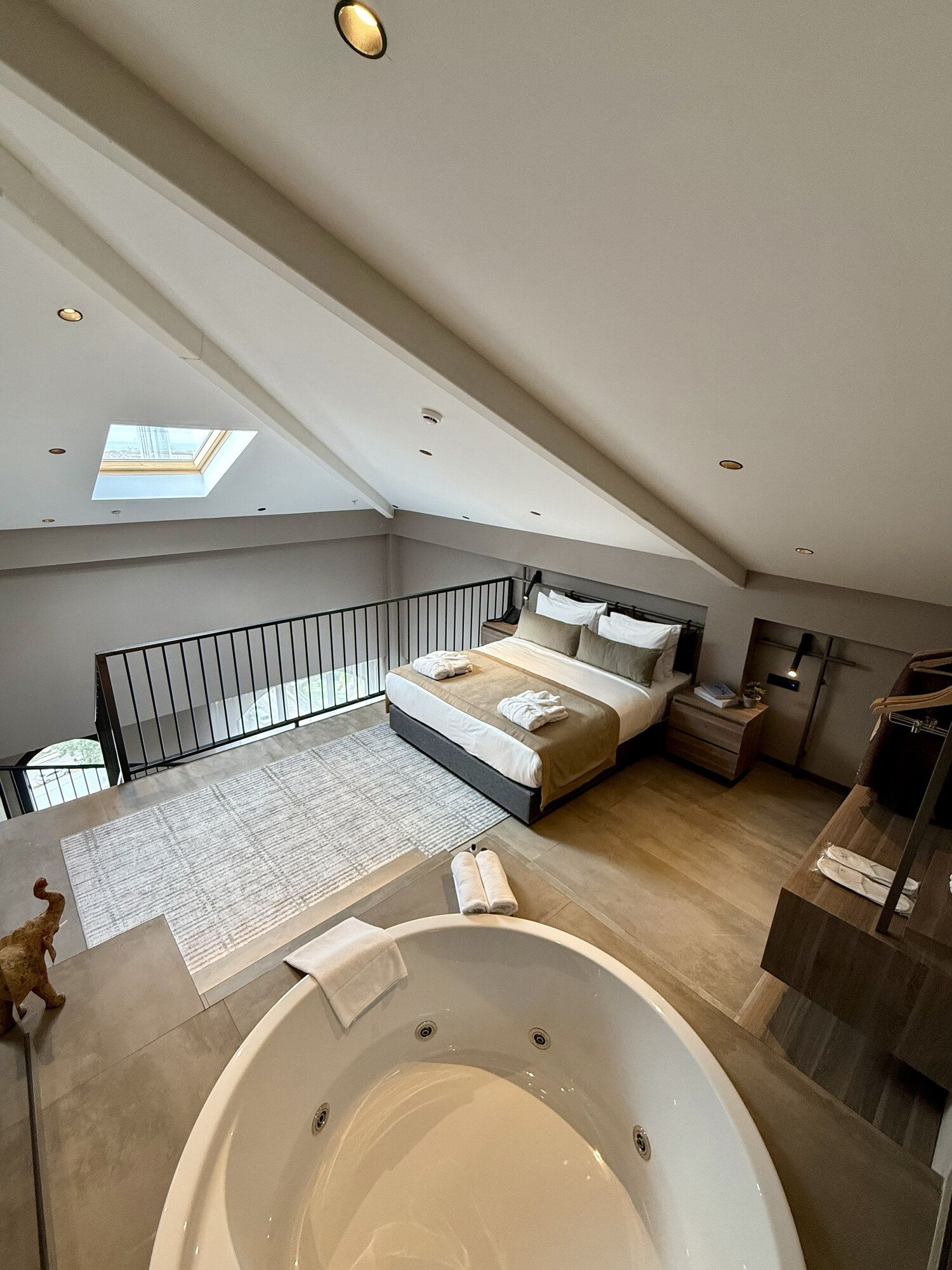 CITYLOFT 147 Loft Suite with Jacuzzi City view: Üst katta çatı pencereli yatak ve jakuzi