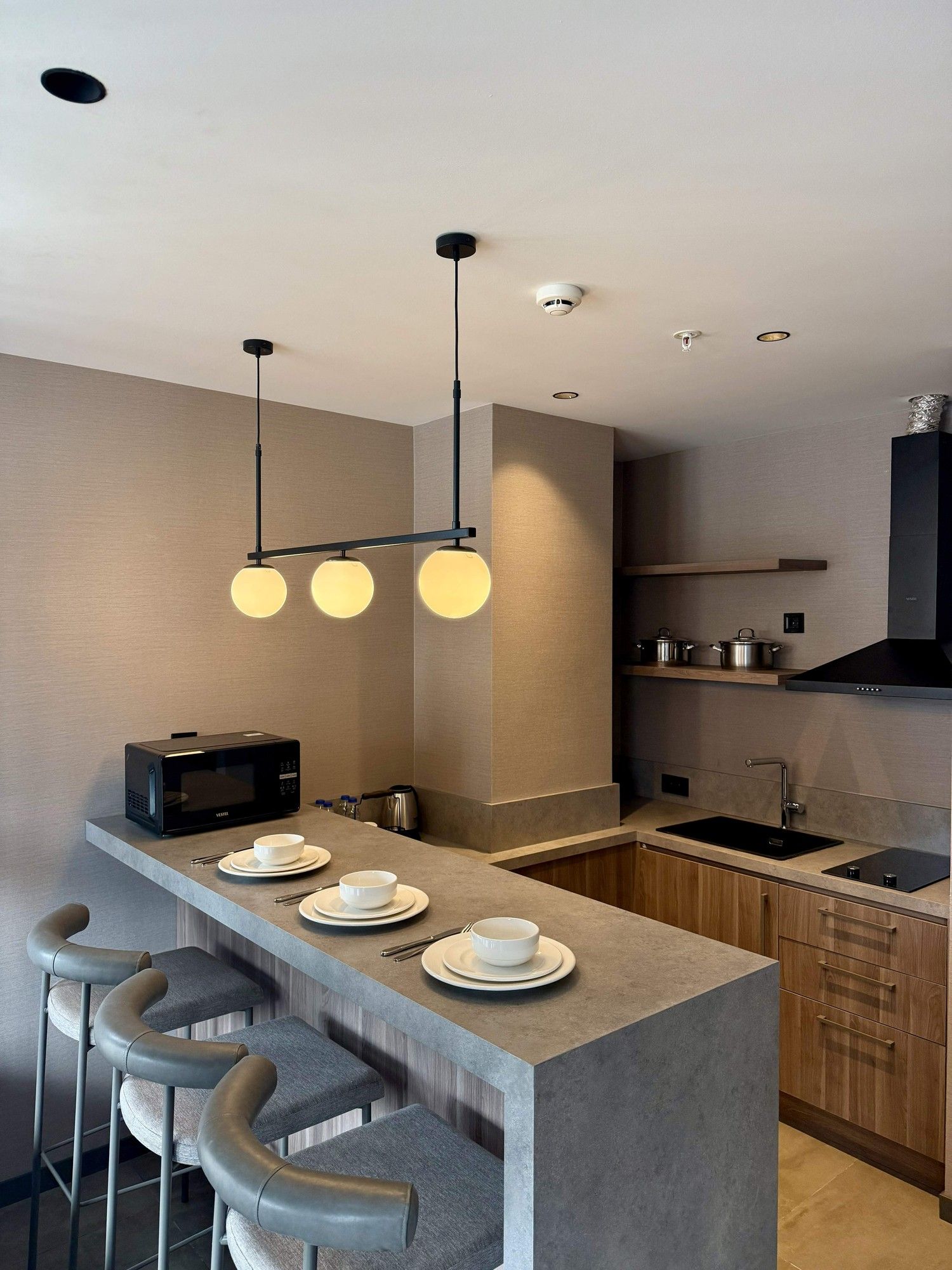 CITYLOFT 147 Loft Suite with Jacuzzi City view: Bar tezgâhlı mutfak ve tabureler