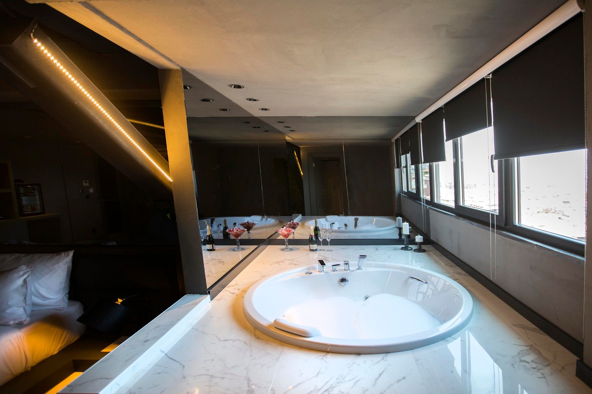 CITYLOFT 81 Junior Jacuzzi Suite: Geniş pencere önünde jakuzi