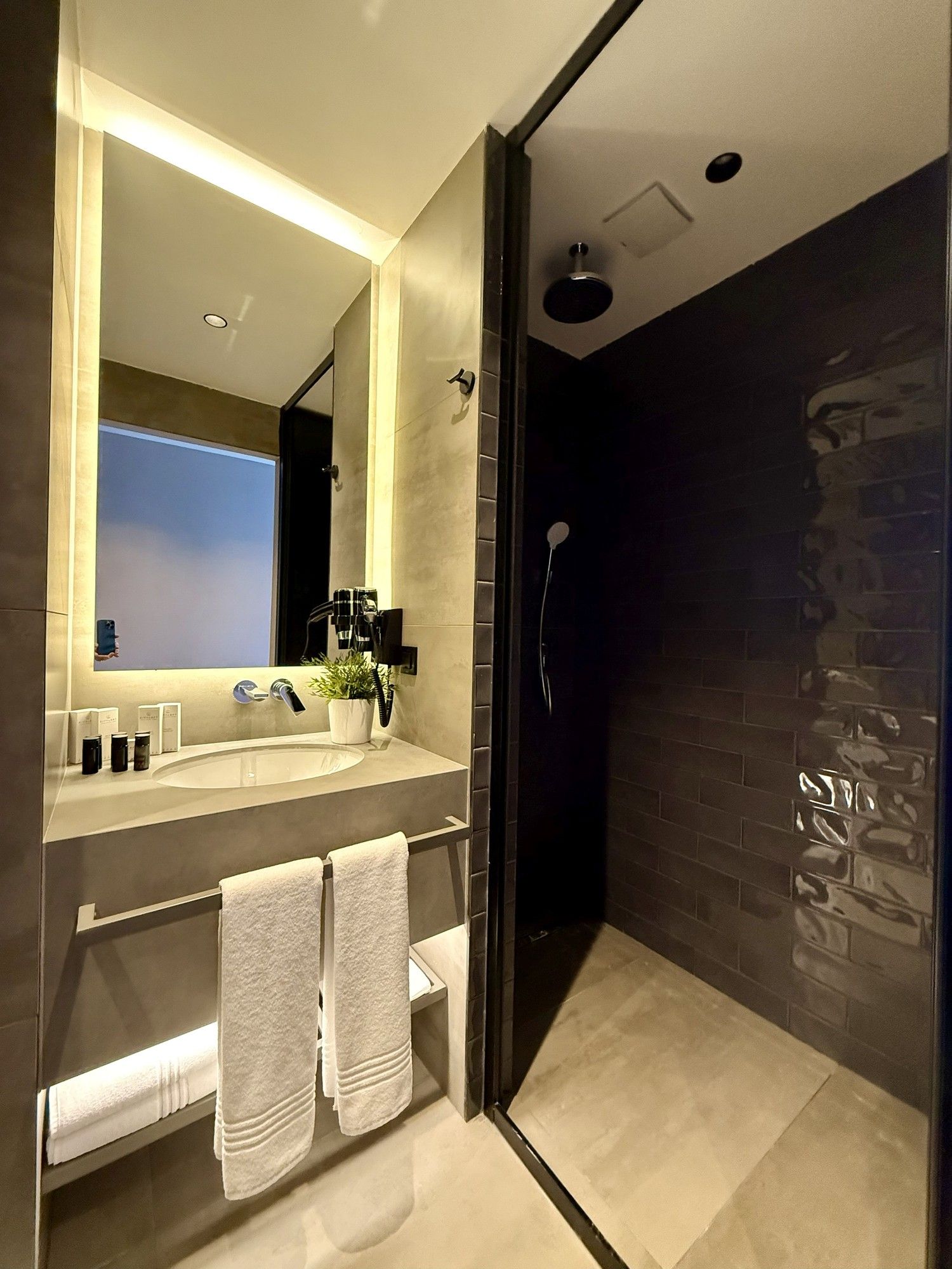 CITYLOFT 147 Loft Suite: Зеркало с подсветкой, раковина и полотенцесушитель