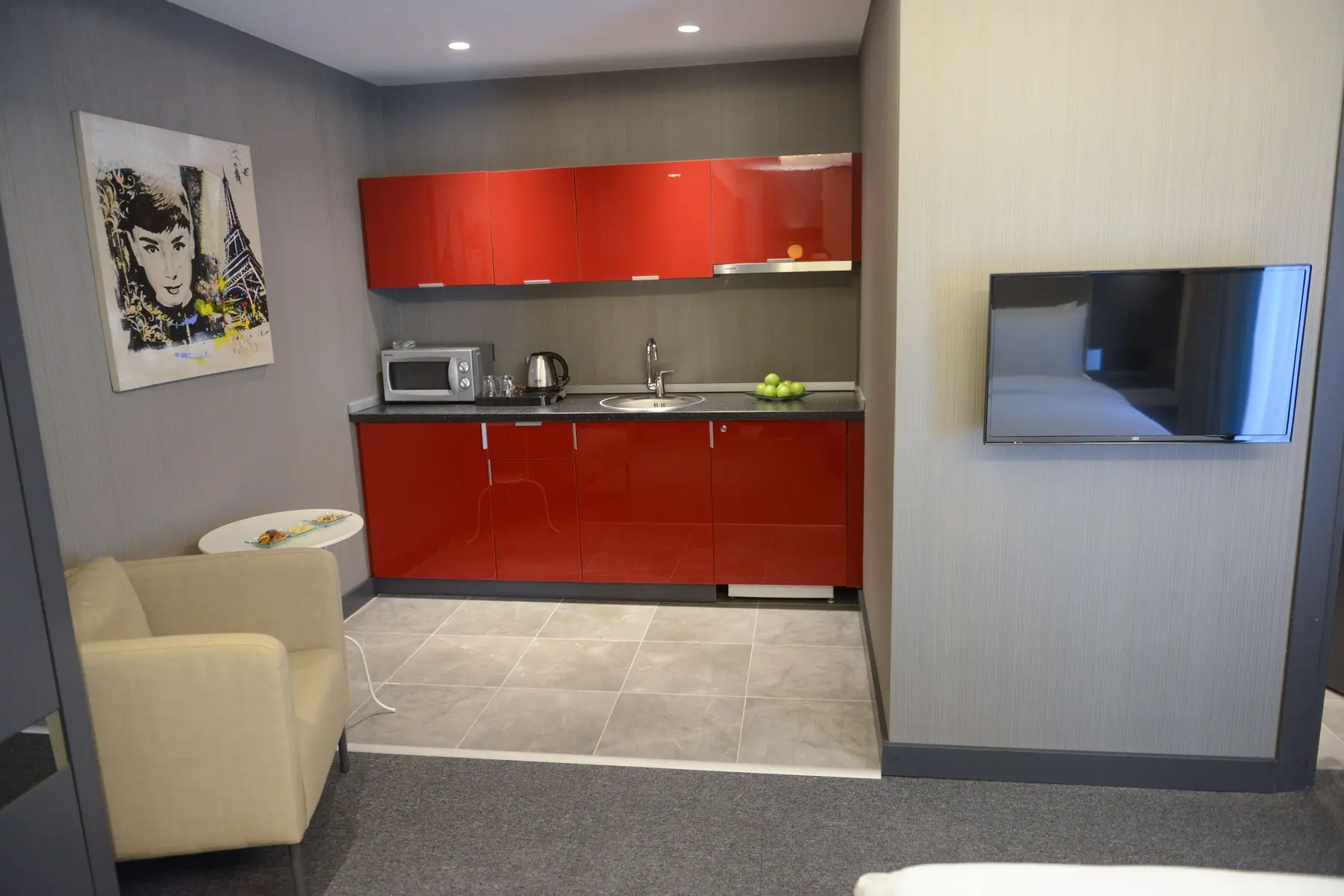 CITYLOFT 24 Studio Suite: Kırmızı dolaplı mini mutfak ve TV