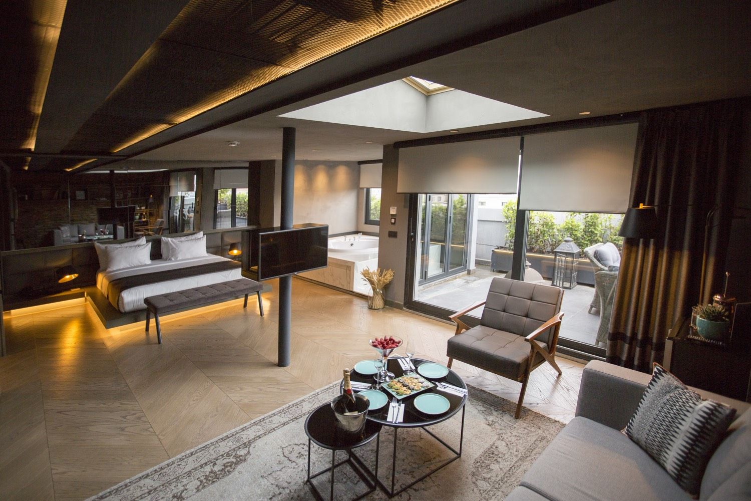 CITYLOFT 81 Jacuzzi Suite: Çatı katında oturma alanı, yatak ve teras