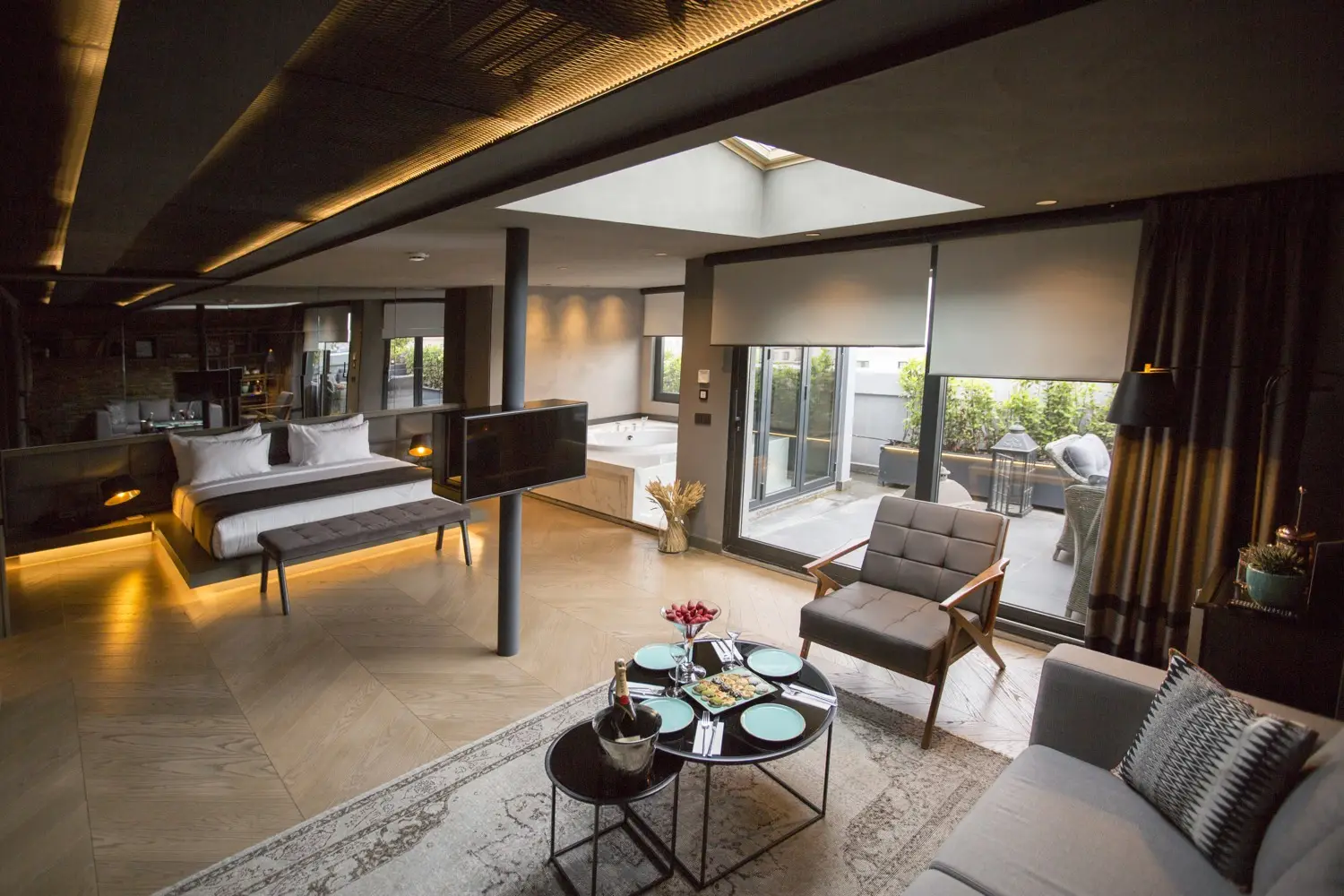 CITYLOFT 81 Jacuzzi Suite: Çatı katında oturma alanı, yatak ve teras