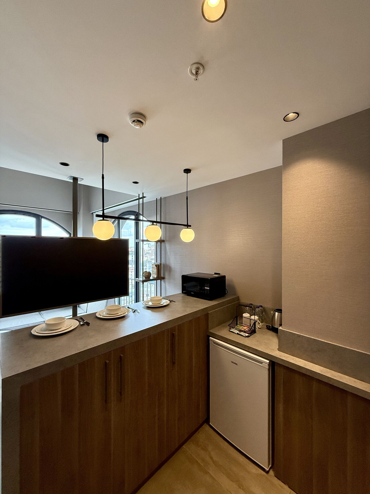 CITYLOFT 147 Loft Suite with Jacuzzi City view: Mutfak tezgâhı, TV ve buzdolabı