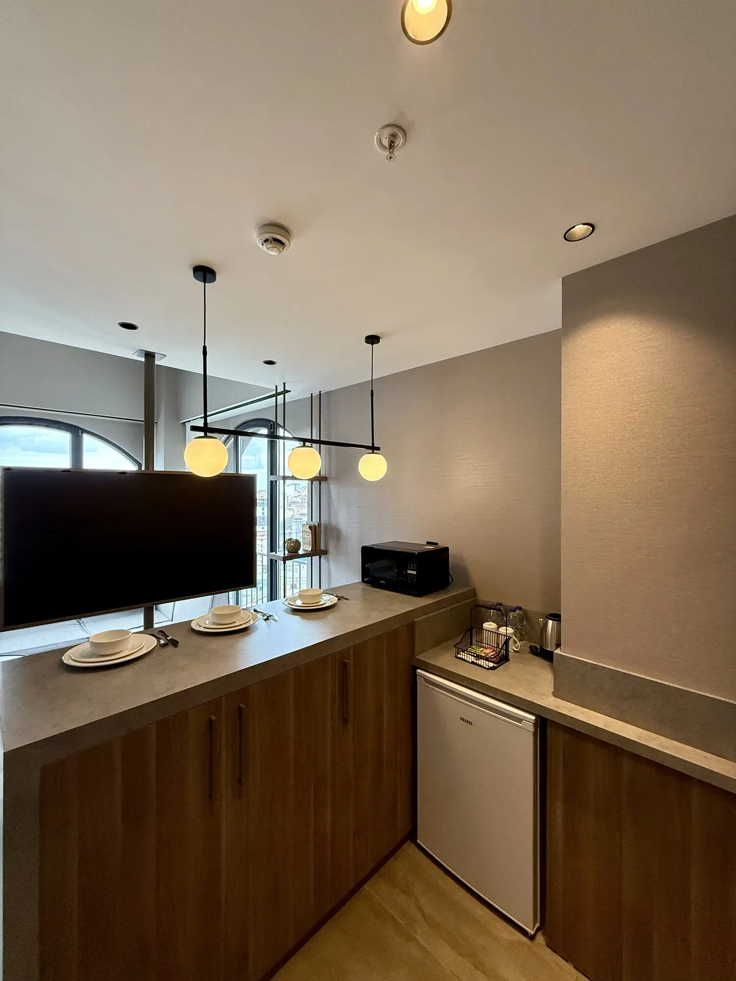 CITYLOFT 147 Loft Suite with Jacuzzi City view: Mutfak tezgâhı, TV ve buzdolabı