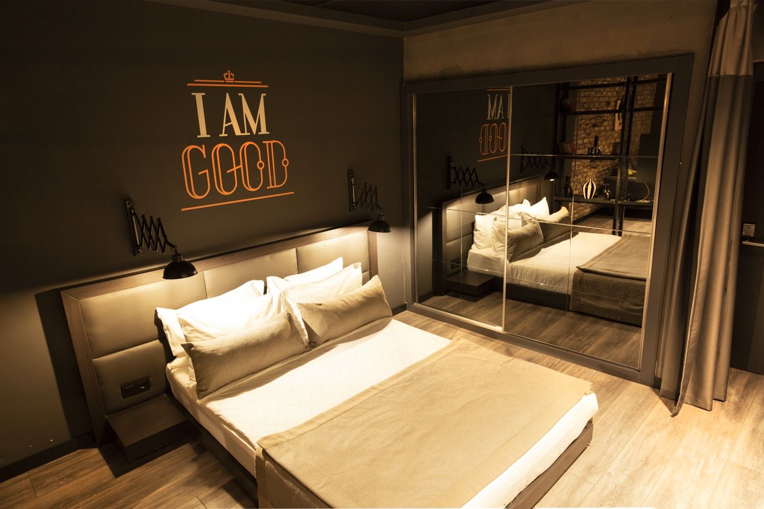 CITYLOFT 161 Jacuzzi Suite: Spiegelschrank und Doppelbett