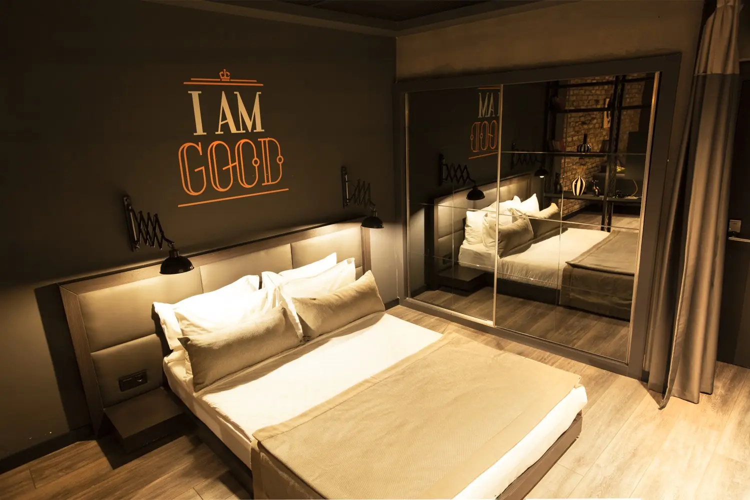 CITYLOFT 161 Jacuzzi Suite: Aynalı dolap ve çift kişilik yatak