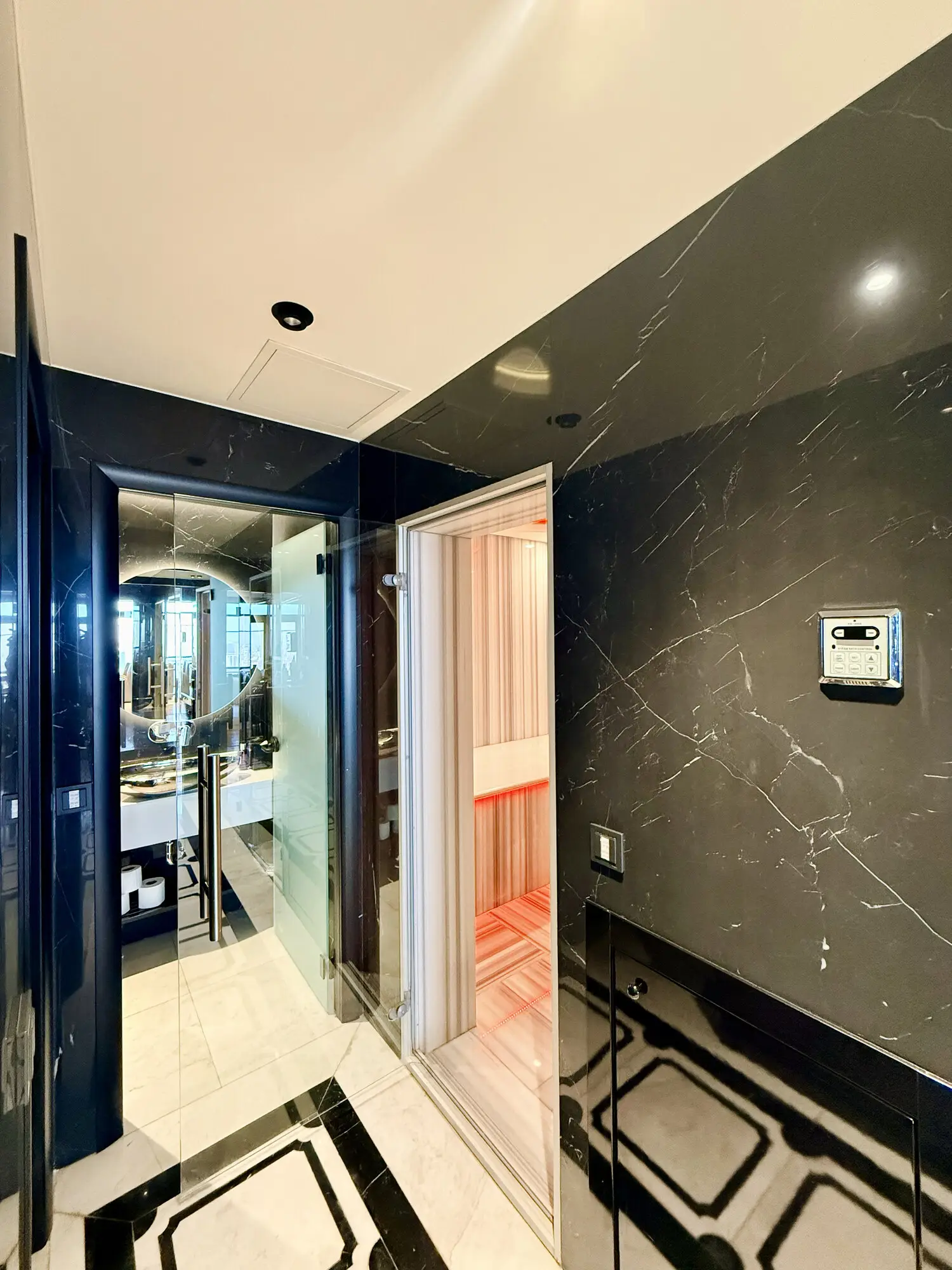 CITYLOFT 175 Presidential Suite: Banyo girişi ve sauna kapısı