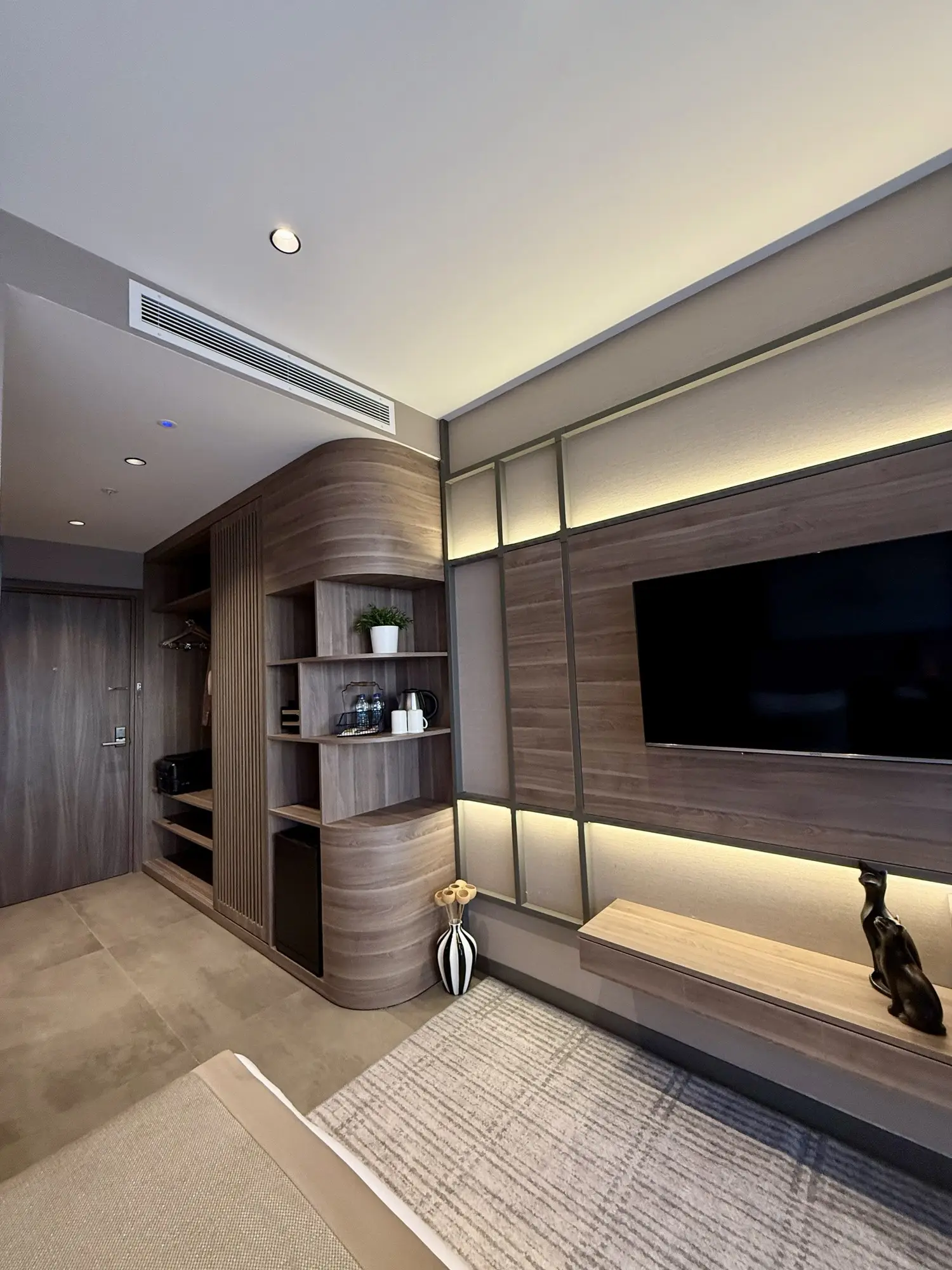 CITYLOFT 147 Studio Suite: Aydınlatmalı TV duvarı ve raf ünitesi