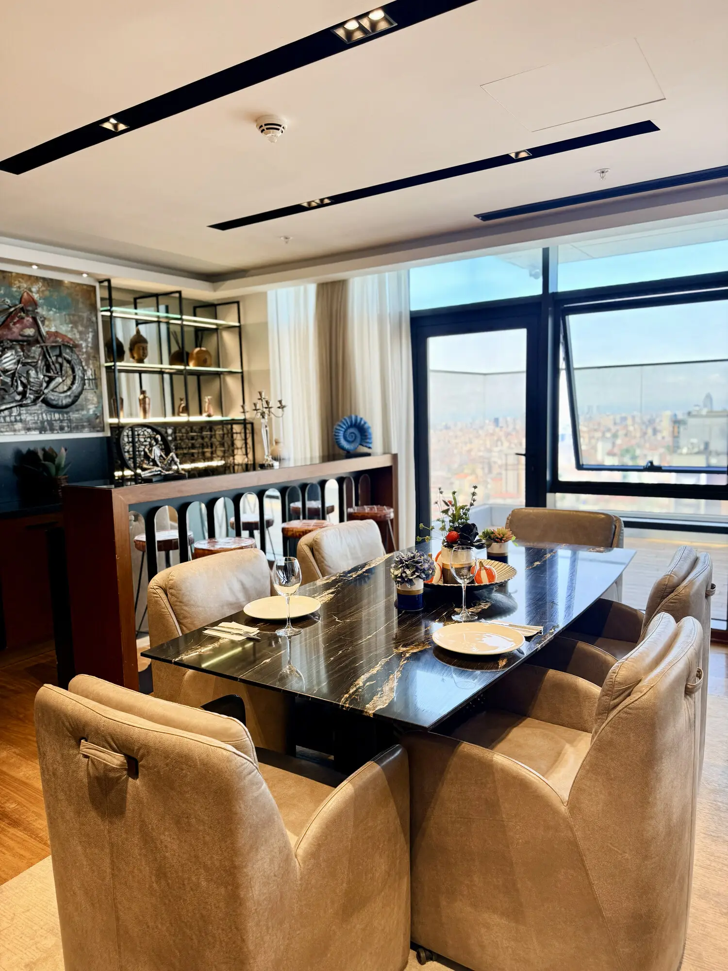 CITYLOFT 175 Presidential Suite: Altı kişilik yemek masası ve şehir manzarası