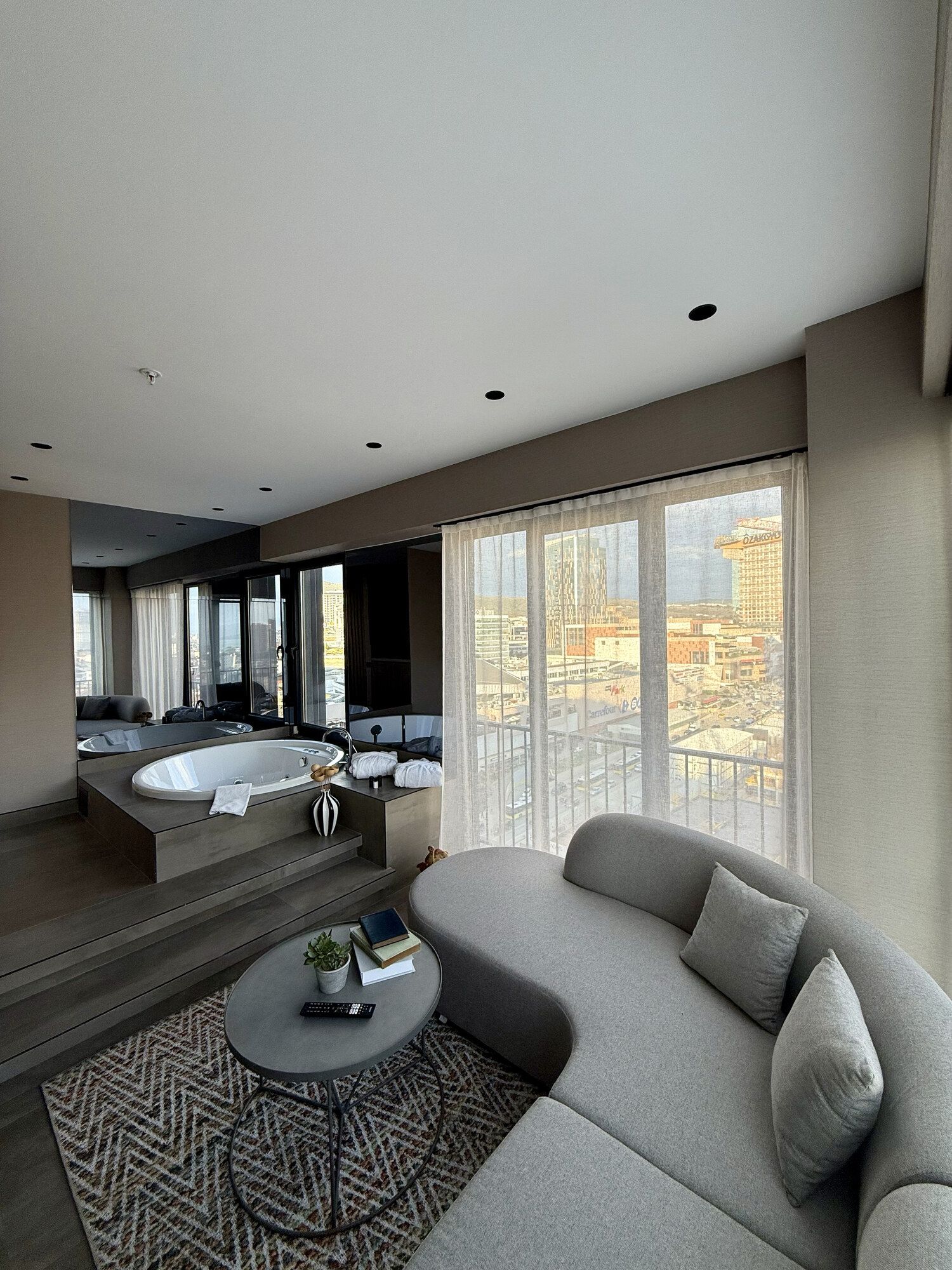 CITYLOFT 147 Jacuzzi Suite with Sea view: Pencere kenarındaki jakuzi ve kanepe