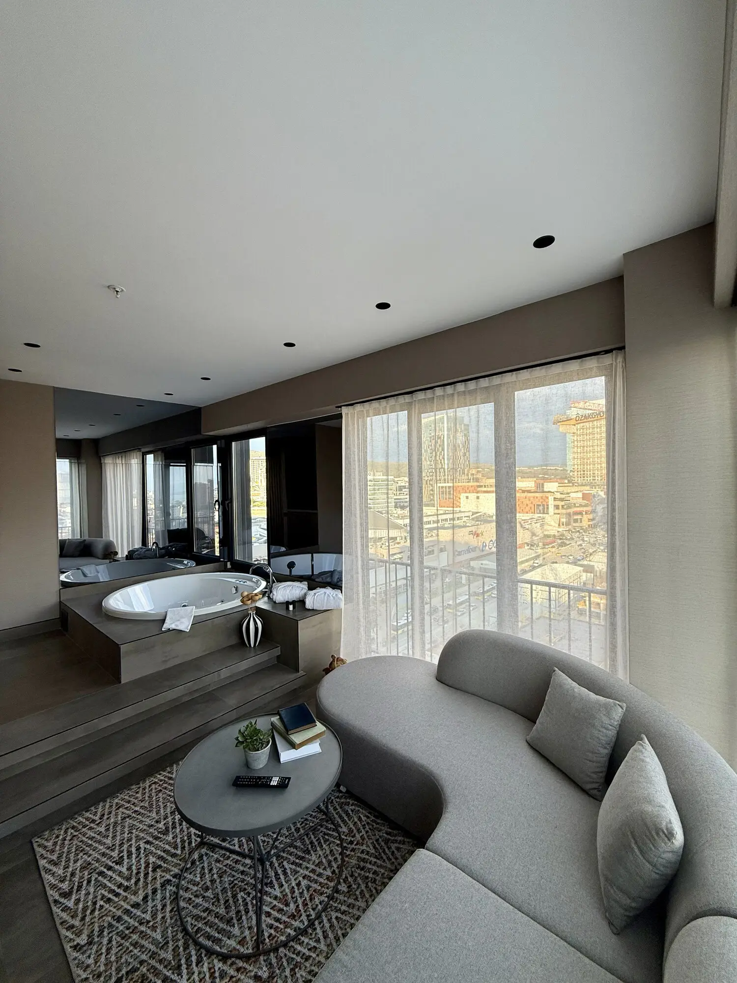 CITYLOFT 147 Jacuzzi Suite with Sea view: Pencere kenarındaki jakuzi ve kanepe