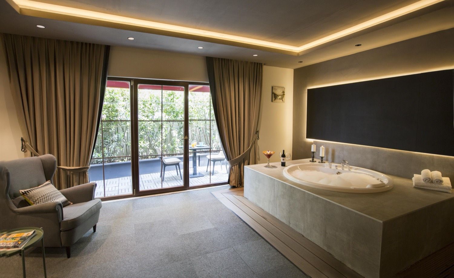 CITYLOFT 24 Jacuzzi Suite with Terrace: Teras kapısı önünde jakuzi ve koltuk