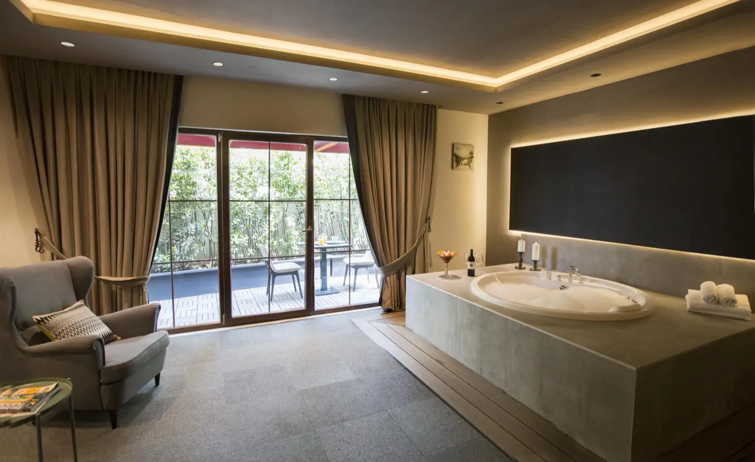 CITYLOFT 24 Jacuzzi Suite with Terrace: Teras kapısı önünde jakuzi ve koltuk