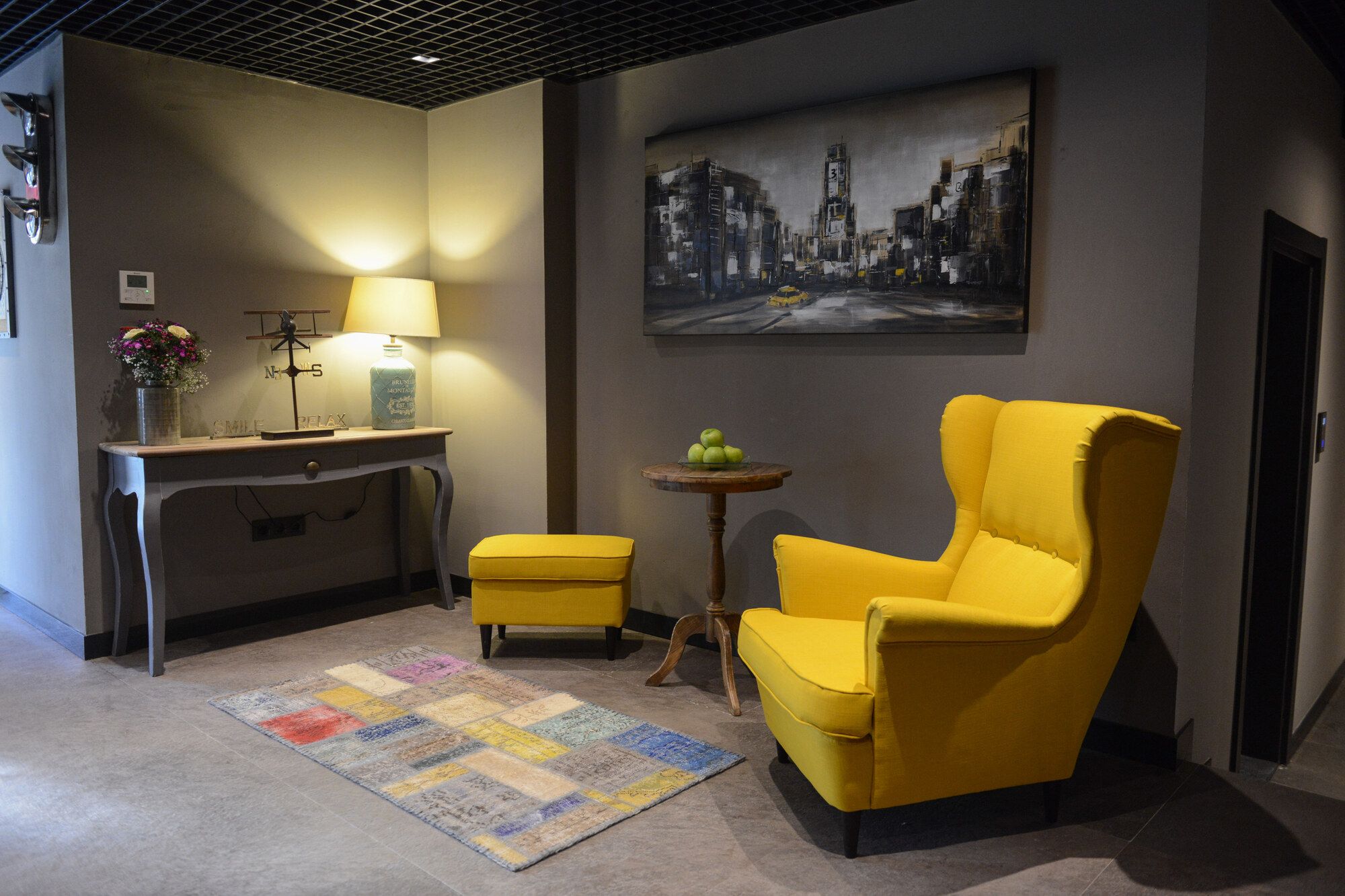 CITYLOFT 24: Lobide sarı berjer ve oturma köşesi