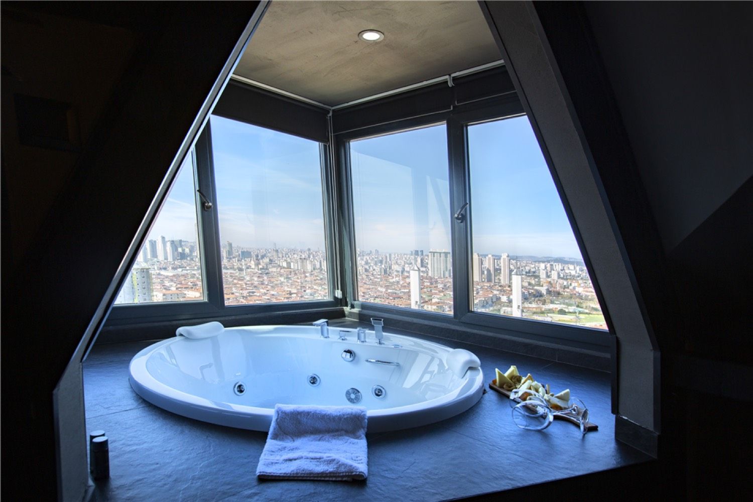 CITYLOFT 161 Corner Suite with Jacuzzi City view: Köşe pencereler önünde jakuzi ve şehir manzarası