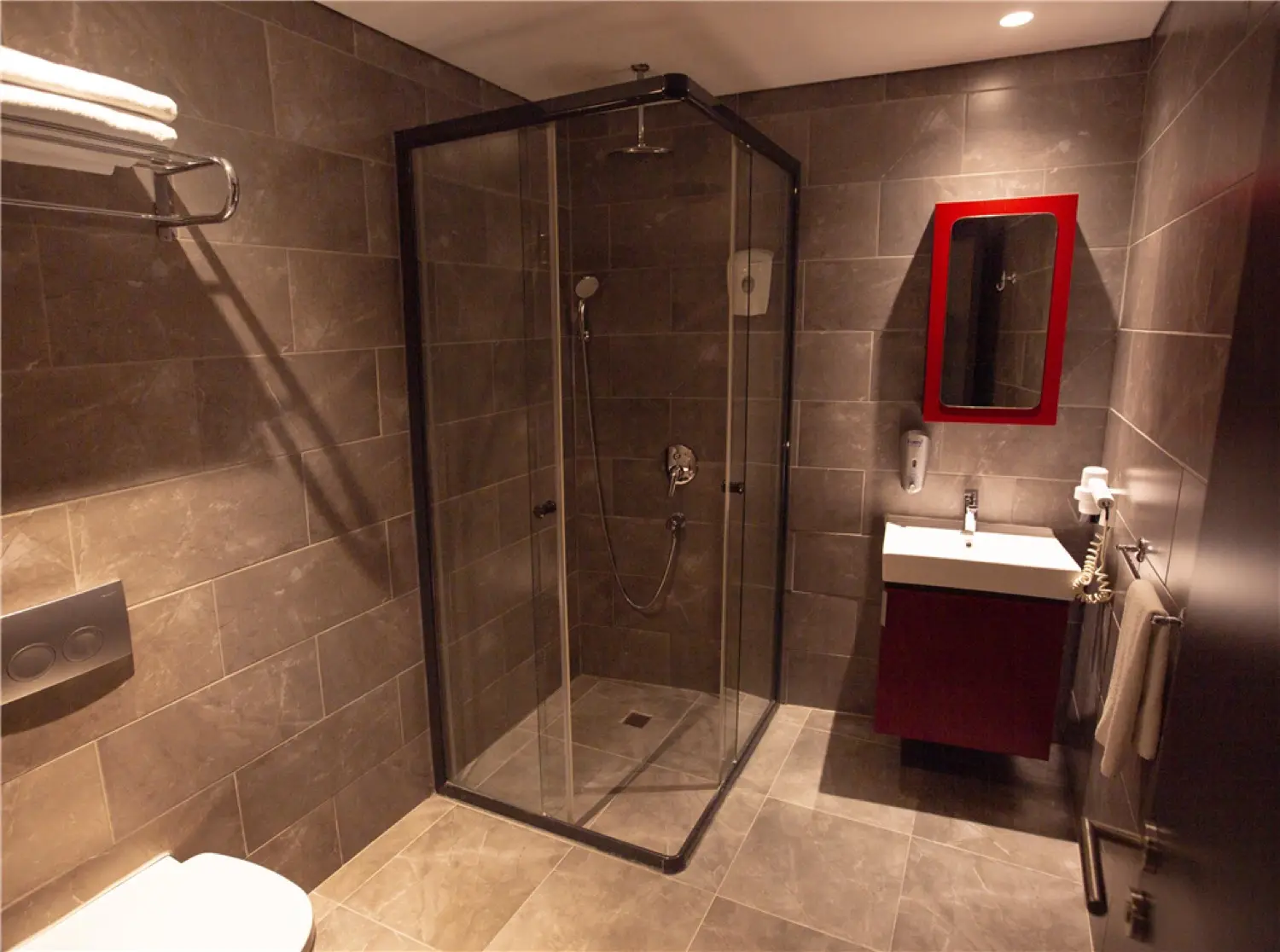 CITYLOFT 24 Junior Jacuzzi Suite: Cam duş kabini ve lavabo