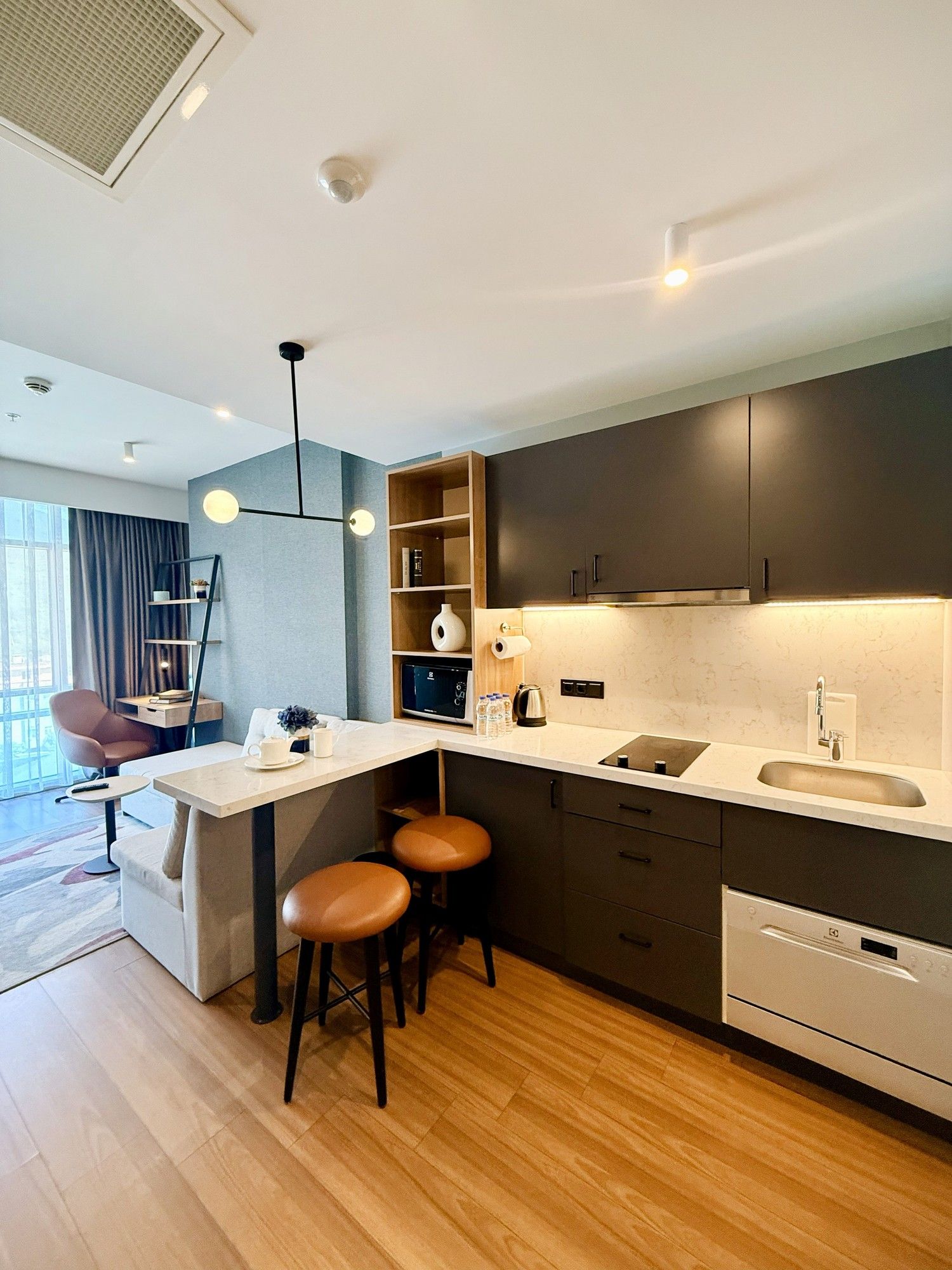 CITYLOFT 175 Deluxe Suite: Tam donanımlı mutfak, bulaşık makinesi ve bar tezgâhı