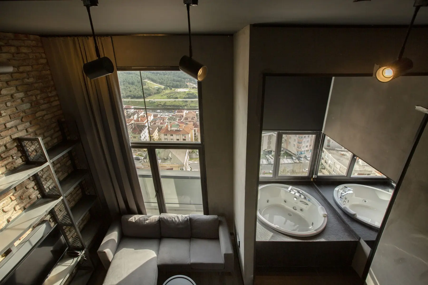 CITYLOFT 161 Loft Suite with Jacuzzi: Pencere önünde jakuzi ve oturma alanı