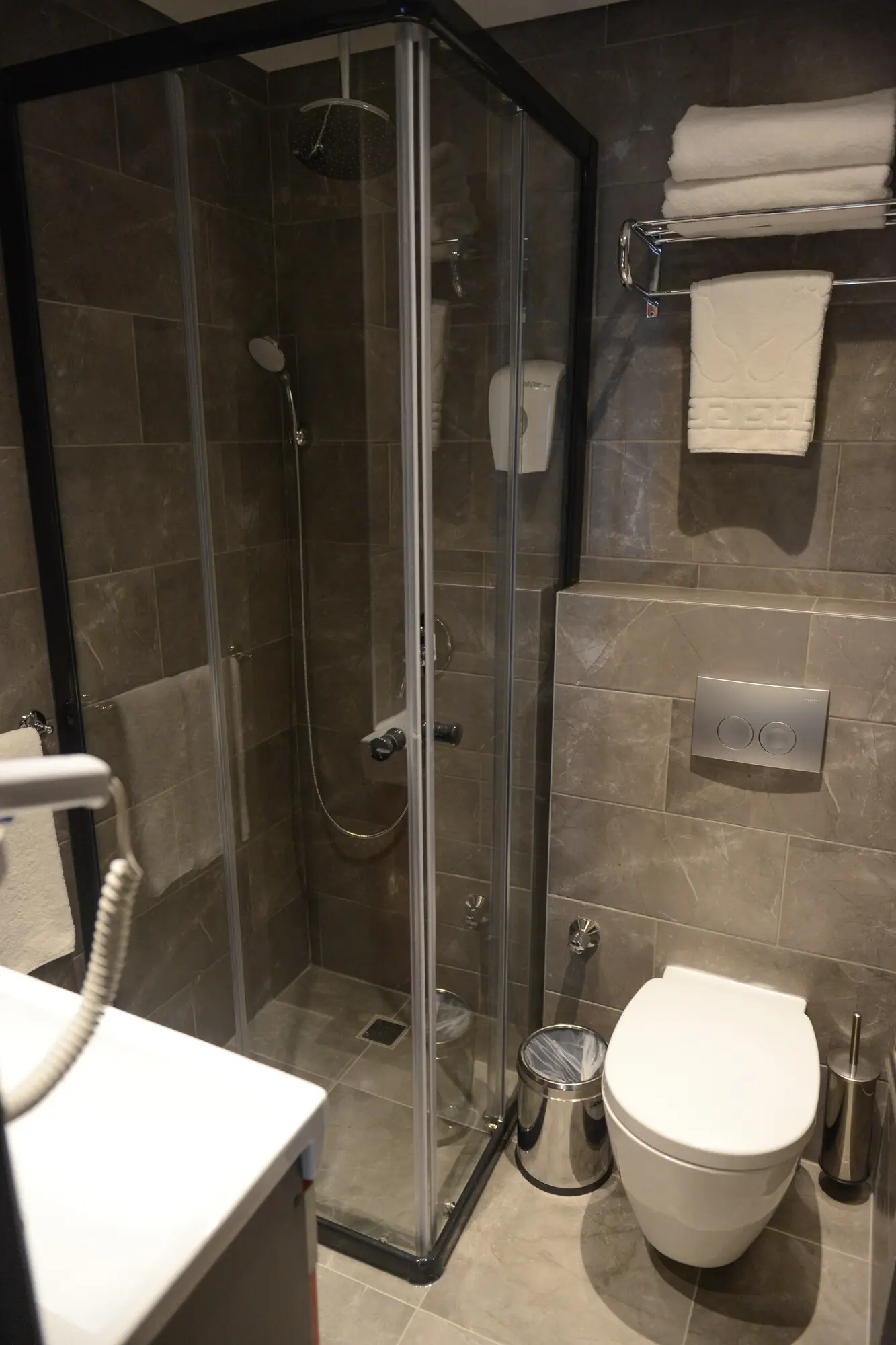 CITYLOFT 24 Studio Suite: Cam duş kabini, asma klozet ve havlu rafı