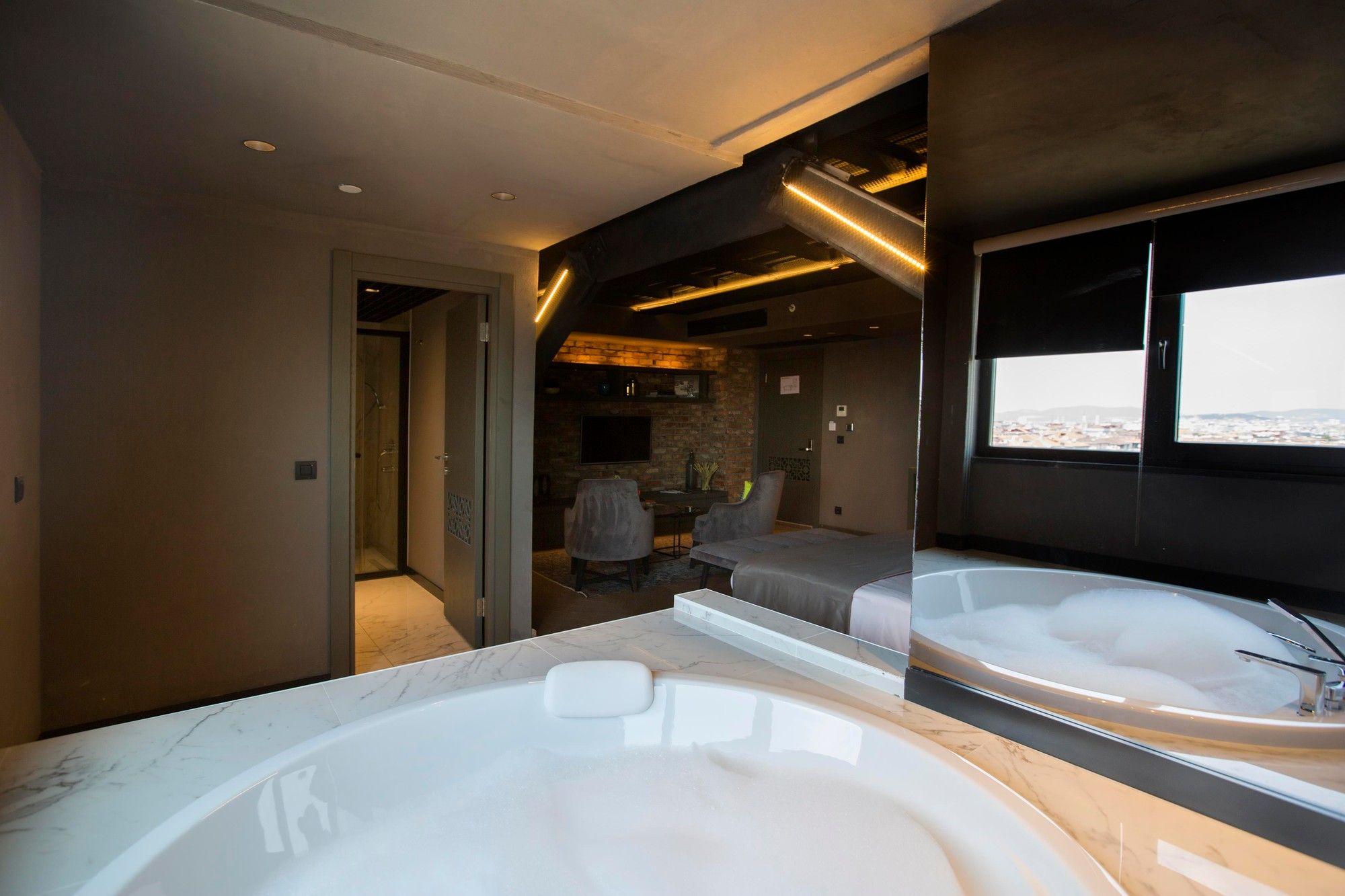 CITYLOFT 81 Junior Jacuzzi Suite: Jakuzi ve arka planda yatak