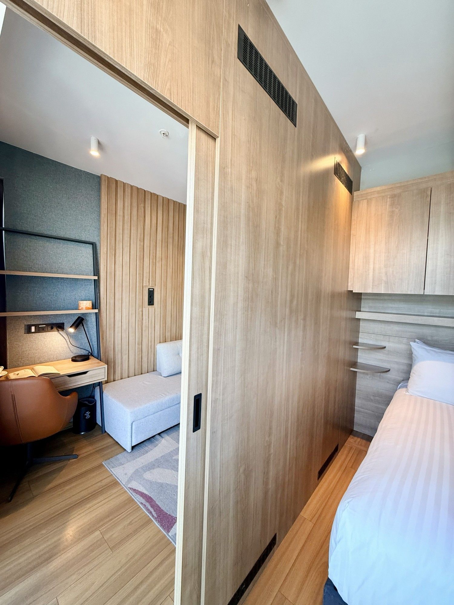 CITYLOFT 175 One Bedroom: Sürgü kapılı yatak odası ve salon