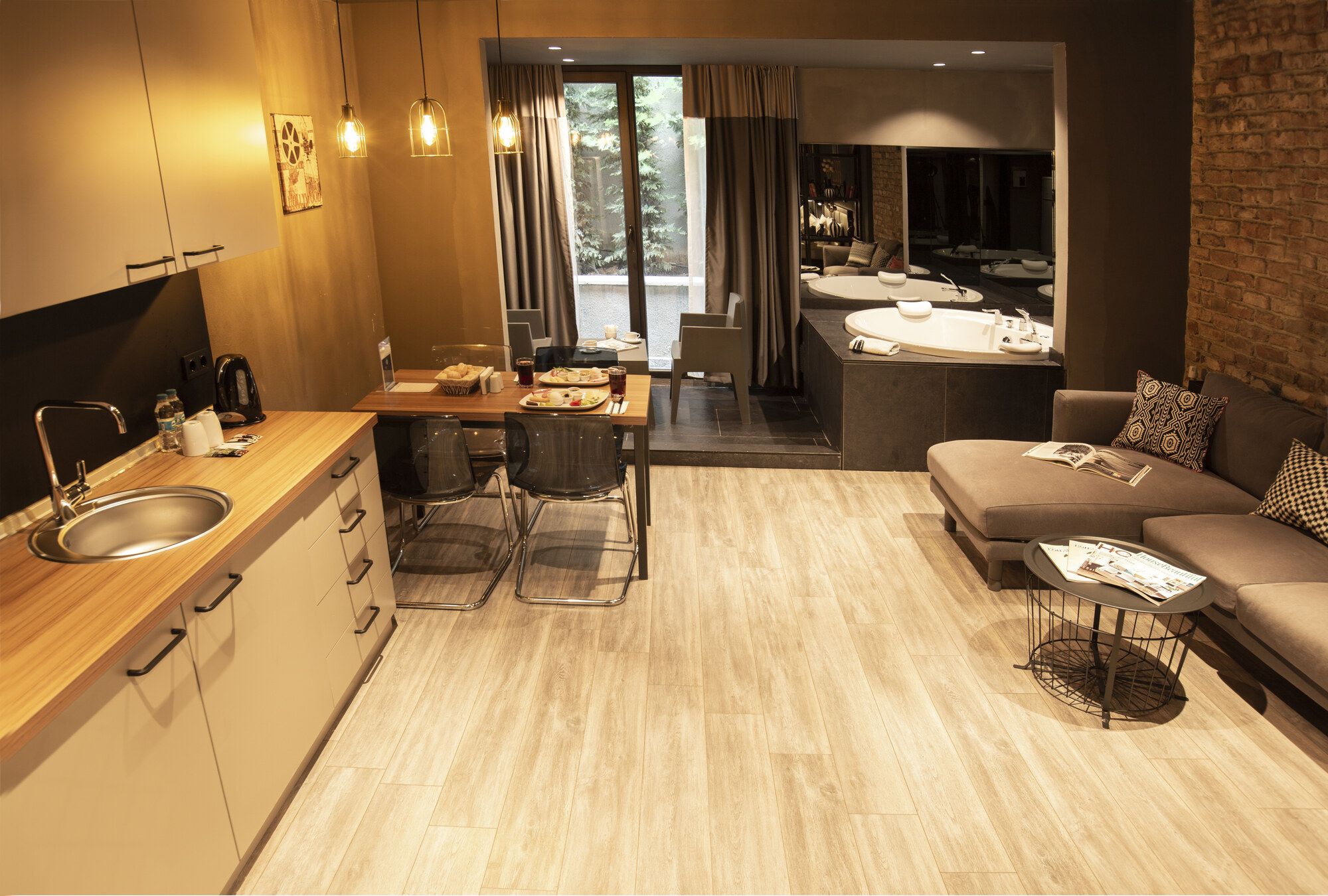 CITYLOFT 161 Jacuzzi Suite: Küchenzeile, Esstisch und Whirlpool im Hintergrund